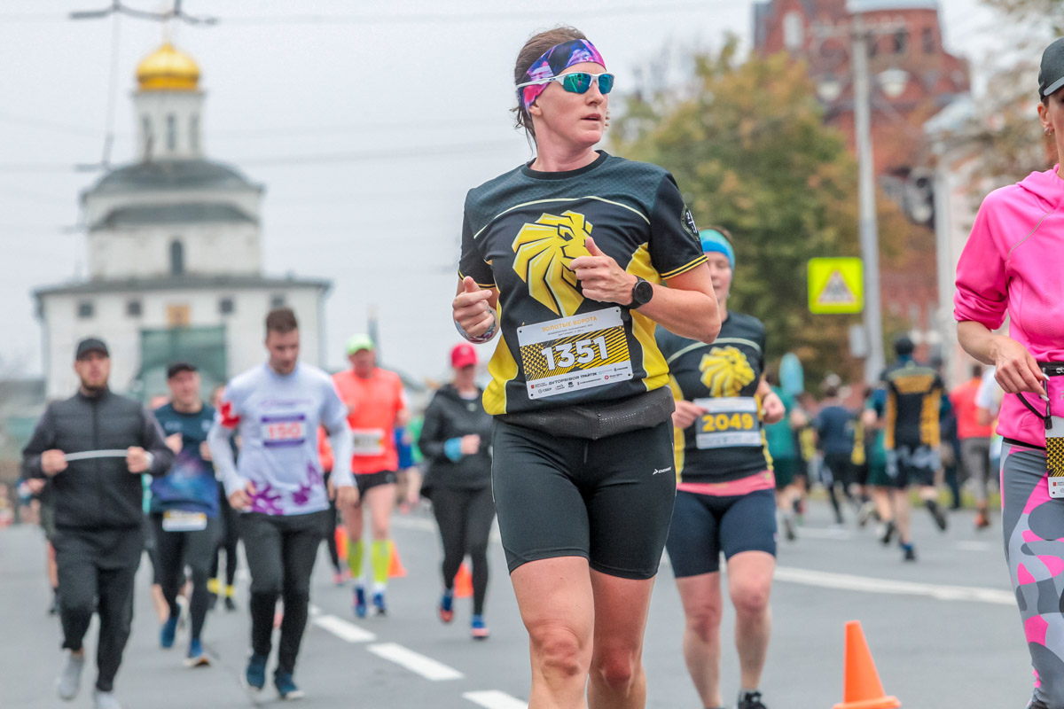 В минувшие выходные центр Владимира был отдан любителям здорового образа жизни. На старт полумарафона «Золотые ворота» вышли спортсмены из 31 региона страны. Всего две тысячи человек. Среди них были люди разных возрастов и уровней физической подготовки.