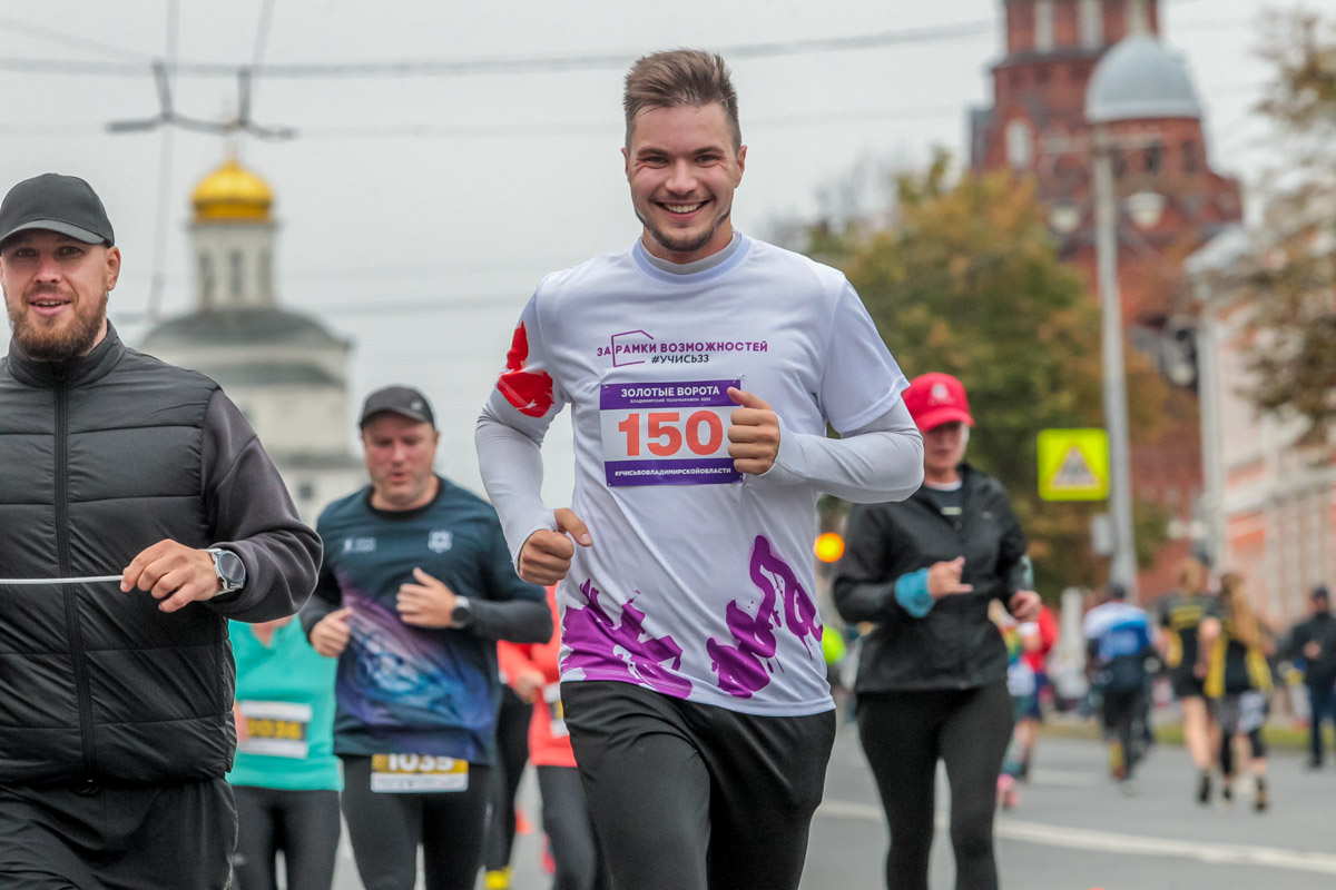 В минувшие выходные центр Владимира был отдан любителям здорового образа жизни. На старт полумарафона «Золотые ворота» вышли спортсмены из 31 региона страны. Всего две тысячи человек. Среди них были люди разных возрастов и уровней физической подготовки.