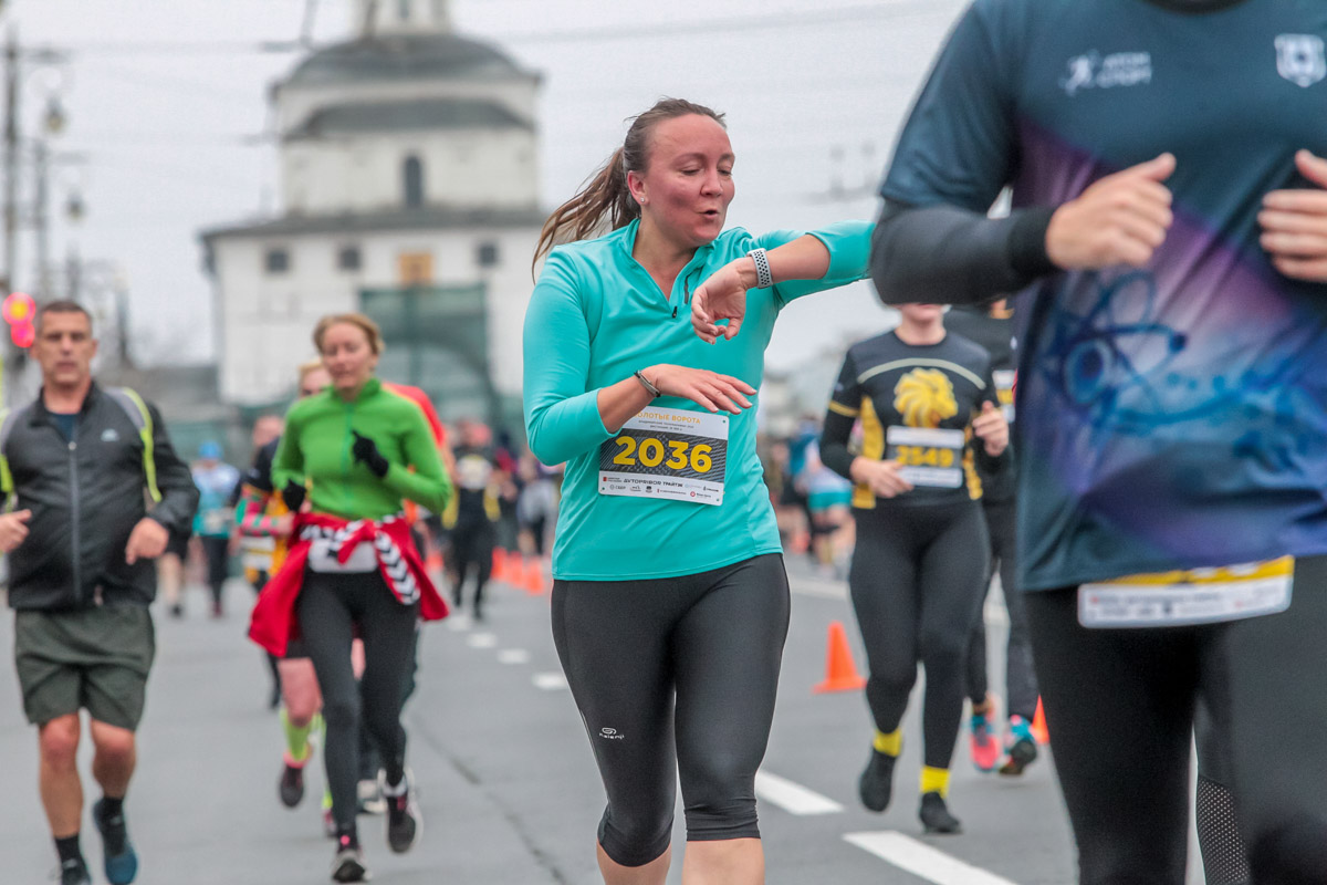 В минувшие выходные центр Владимира был отдан любителям здорового образа жизни. На старт полумарафона «Золотые ворота» вышли спортсмены из 31 региона страны. Всего две тысячи человек. Среди них были люди разных возрастов и уровней физической подготовки.