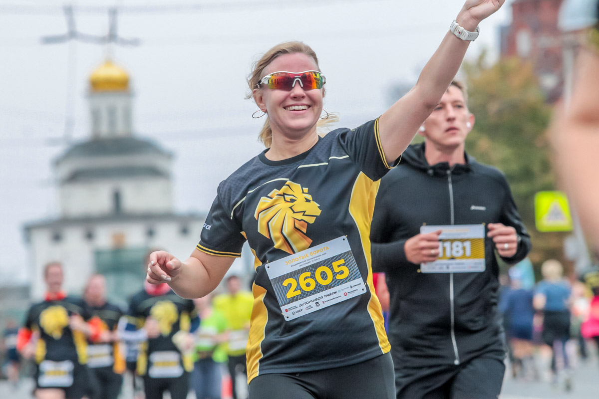 В минувшие выходные центр Владимира был отдан любителям здорового образа жизни. На старт полумарафона «Золотые ворота» вышли спортсмены из 31 региона страны. Всего две тысячи человек. Среди них были люди разных возрастов и уровней физической подготовки.