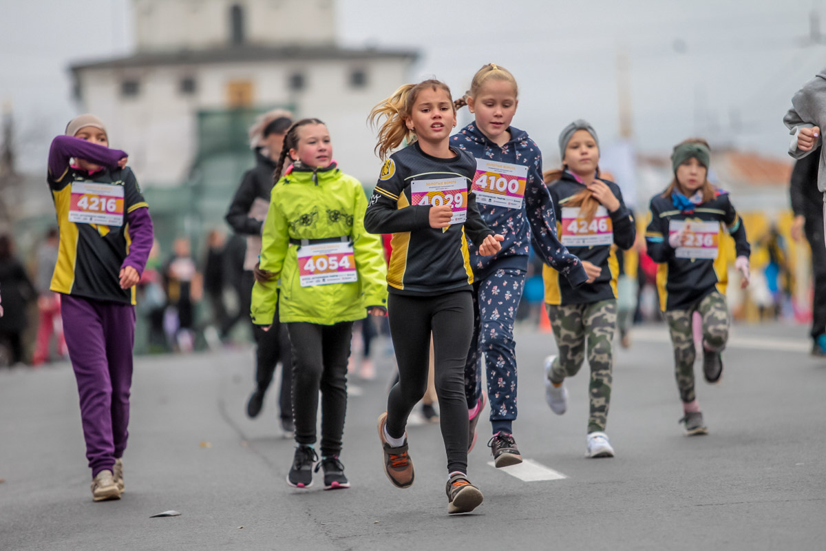 В минувшие выходные центр Владимира был отдан любителям здорового образа жизни. На старт полумарафона «Золотые ворота» вышли спортсмены из 31 региона страны. Всего две тысячи человек. Среди них были люди разных возрастов и уровней физической подготовки.
