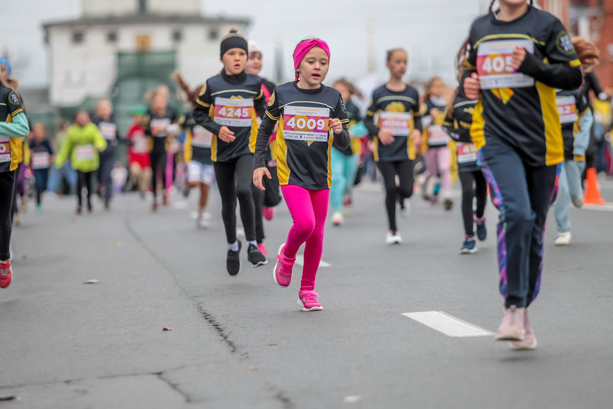 В минувшие выходные центр Владимира был отдан любителям здорового образа жизни. На старт полумарафона «Золотые ворота» вышли спортсмены из 31 региона страны. Всего две тысячи человек. Среди них были люди разных возрастов и уровней физической подготовки.