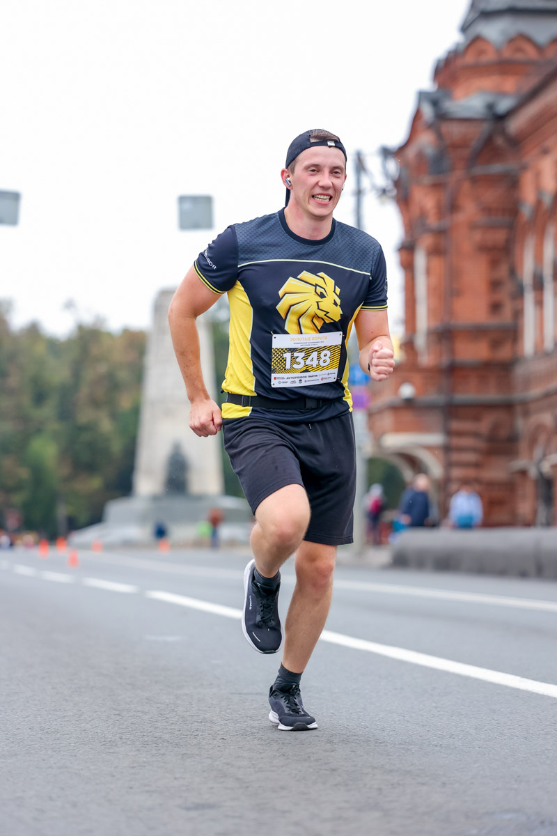 В минувшие выходные центр Владимира был отдан любителям здорового образа жизни. На старт полумарафона «Золотые ворота» вышли спортсмены из 31 региона страны. Всего две тысячи человек. Среди них были люди разных возрастов и уровней физической подготовки.