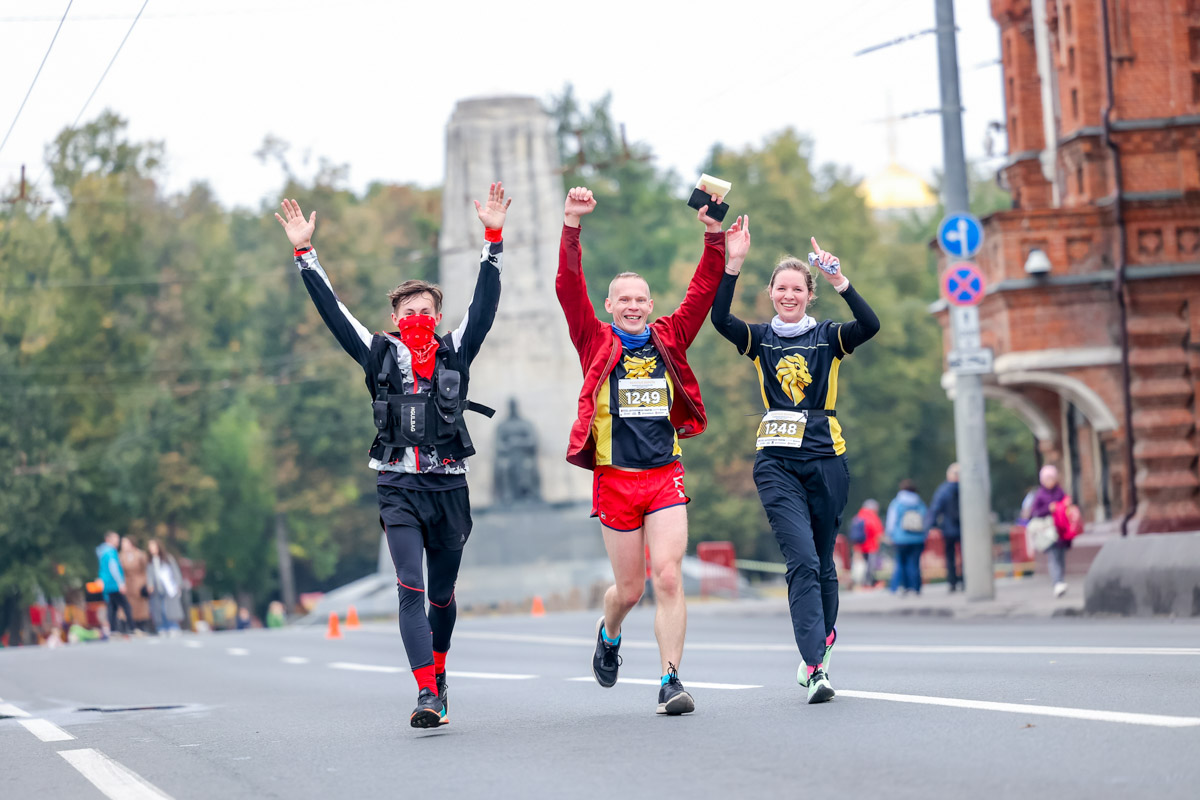 В минувшие выходные центр Владимира был отдан любителям здорового образа жизни. На старт полумарафона «Золотые ворота» вышли спортсмены из 31 региона страны. Всего две тысячи человек. Среди них были люди разных возрастов и уровней физической подготовки.