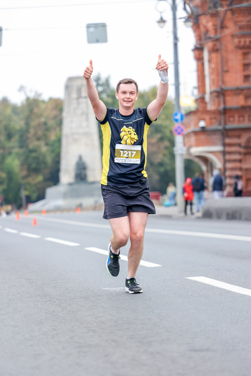 В минувшие выходные центр Владимира был отдан любителям здорового образа жизни. На старт полумарафона «Золотые ворота» вышли спортсмены из 31 региона страны. Всего две тысячи человек. Среди них были люди разных возрастов и уровней физической подготовки.