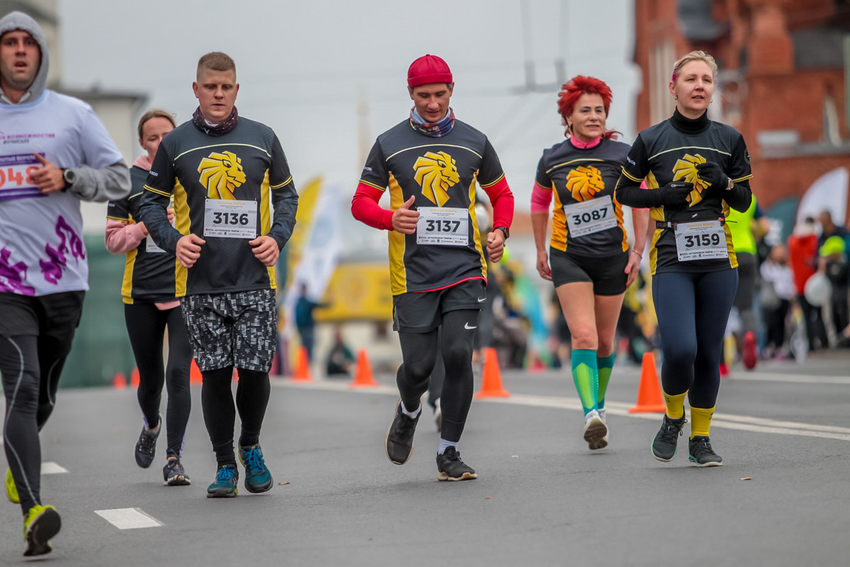 В минувшие выходные центр Владимира был отдан любителям здорового образа жизни. На старт полумарафона «Золотые ворота» вышли спортсмены из 31 региона страны. Всего две тысячи человек. Среди них были люди разных возрастов и уровней физической подготовки.