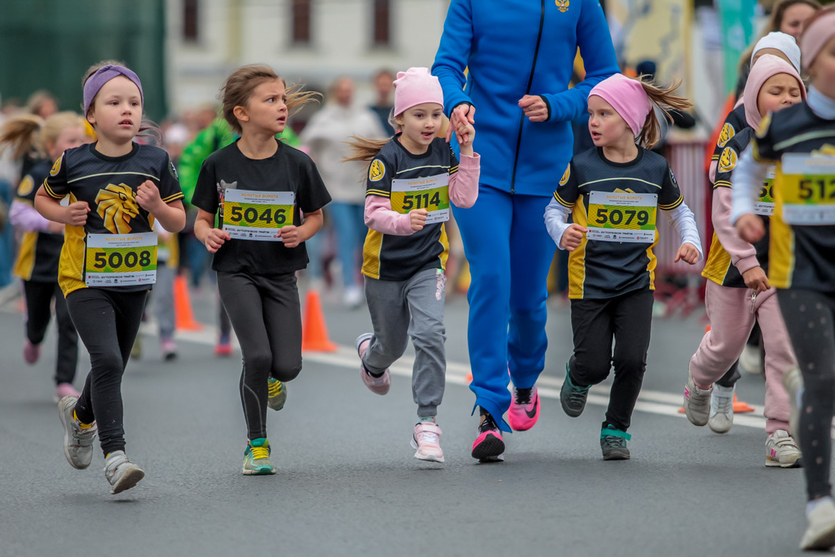 В минувшие выходные центр Владимира был отдан любителям здорового образа жизни. На старт полумарафона «Золотые ворота» вышли спортсмены из 31 региона страны. Всего две тысячи человек. Среди них были люди разных возрастов и уровней физической подготовки.