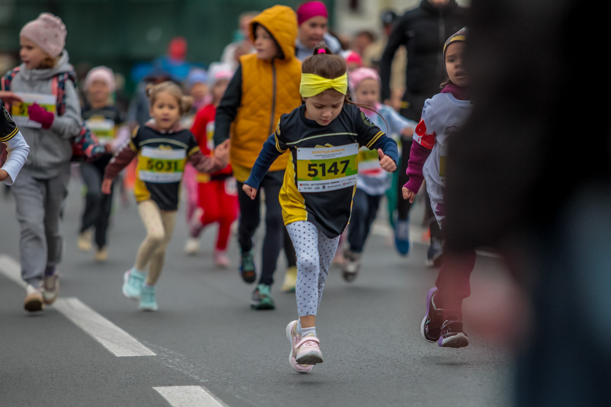 В минувшие выходные центр Владимира был отдан любителям здорового образа жизни. На старт полумарафона «Золотые ворота» вышли спортсмены из 31 региона страны. Всего две тысячи человек. Среди них были люди разных возрастов и уровней физической подготовки.