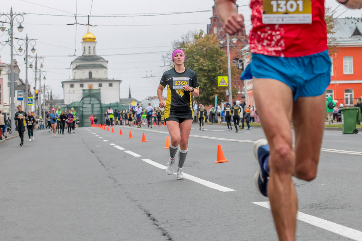 В минувшие выходные центр Владимира был отдан любителям здорового образа жизни. На старт полумарафона «Золотые ворота» вышли спортсмены из 31 региона страны. Всего две тысячи человек. Среди них были люди разных возрастов и уровней физической подготовки.