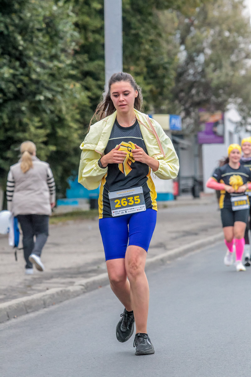 В минувшие выходные центр Владимира был отдан любителям здорового образа жизни. На старт полумарафона «Золотые ворота» вышли спортсмены из 31 региона страны. Всего две тысячи человек. Среди них были люди разных возрастов и уровней физической подготовки.