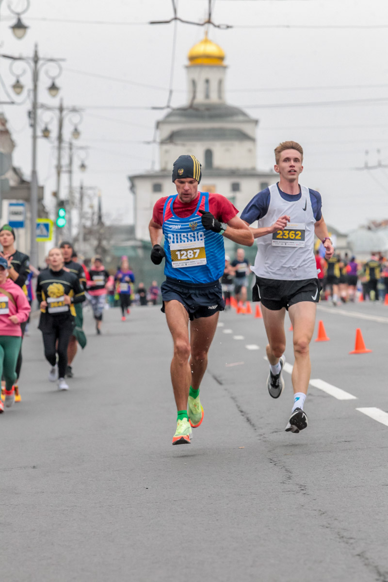 В минувшие выходные центр Владимира был отдан любителям здорового образа жизни. На старт полумарафона «Золотые ворота» вышли спортсмены из 31 региона страны. Всего две тысячи человек. Среди них были люди разных возрастов и уровней физической подготовки.