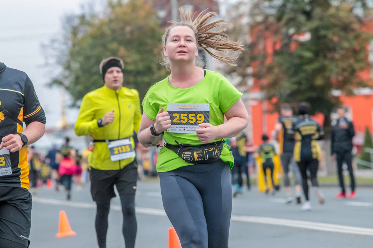 В минувшие выходные центр Владимира был отдан любителям здорового образа жизни. На старт полумарафона «Золотые ворота» вышли спортсмены из 31 региона страны. Всего две тысячи человек. Среди них были люди разных возрастов и уровней физической подготовки.