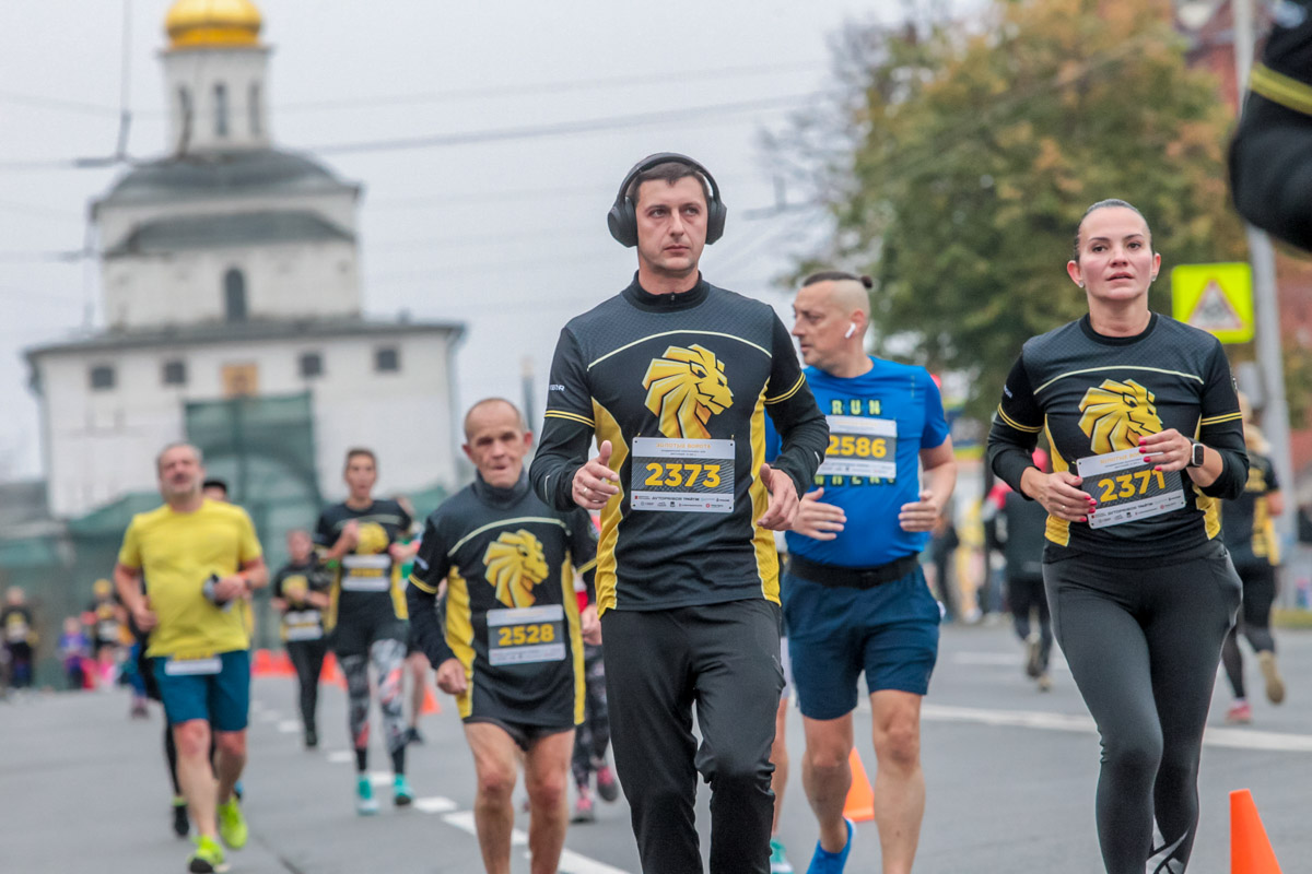 В минувшие выходные центр Владимира был отдан любителям здорового образа жизни. На старт полумарафона «Золотые ворота» вышли спортсмены из 31 региона страны. Всего две тысячи человек. Среди них были люди разных возрастов и уровней физической подготовки.