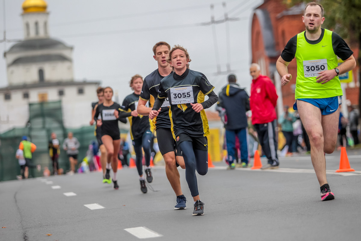 В минувшие выходные центр Владимира был отдан любителям здорового образа жизни. На старт полумарафона «Золотые ворота» вышли спортсмены из 31 региона страны. Всего две тысячи человек. Среди них были люди разных возрастов и уровней физической подготовки.