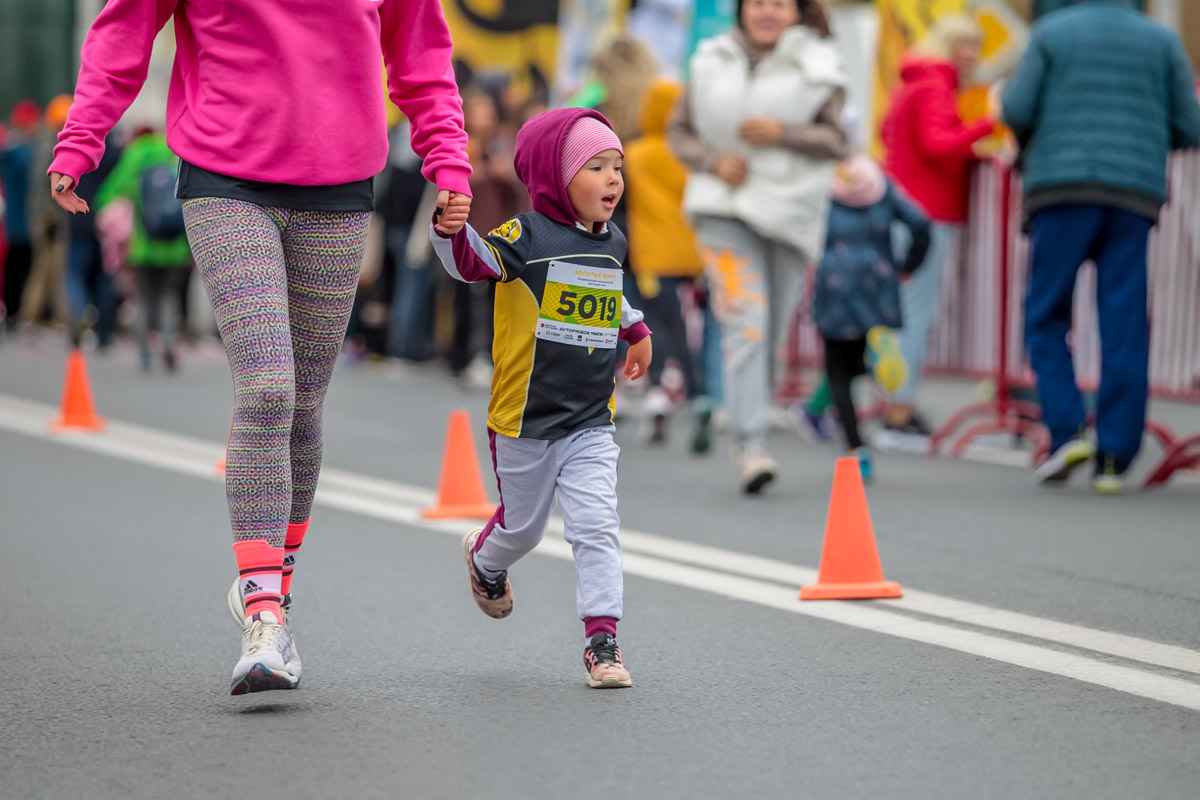 В минувшие выходные центр Владимира был отдан любителям здорового образа жизни. На старт полумарафона «Золотые ворота» вышли спортсмены из 31 региона страны. Всего две тысячи человек. Среди них были люди разных возрастов и уровней физической подготовки.