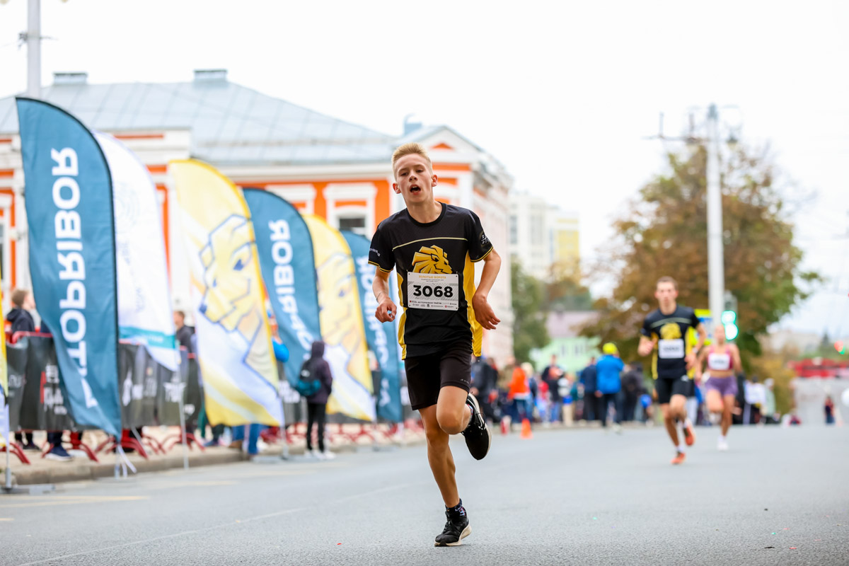 В минувшие выходные центр Владимира был отдан любителям здорового образа жизни. На старт полумарафона «Золотые ворота» вышли спортсмены из 31 региона страны. Всего две тысячи человек. Среди них были люди разных возрастов и уровней физической подготовки.