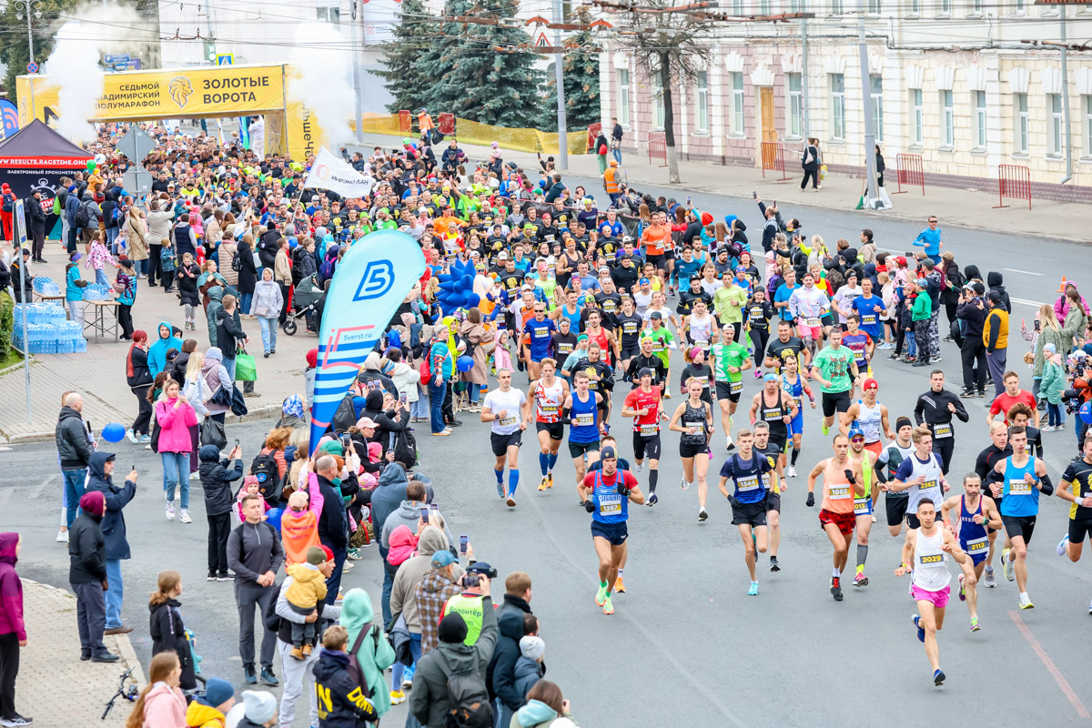 В минувшие выходные центр Владимира был отдан любителям здорового образа жизни. На старт полумарафона «Золотые ворота» вышли спортсмены из 31 региона страны. Всего две тысячи человек. Среди них были люди разных возрастов и уровней физической подготовки.