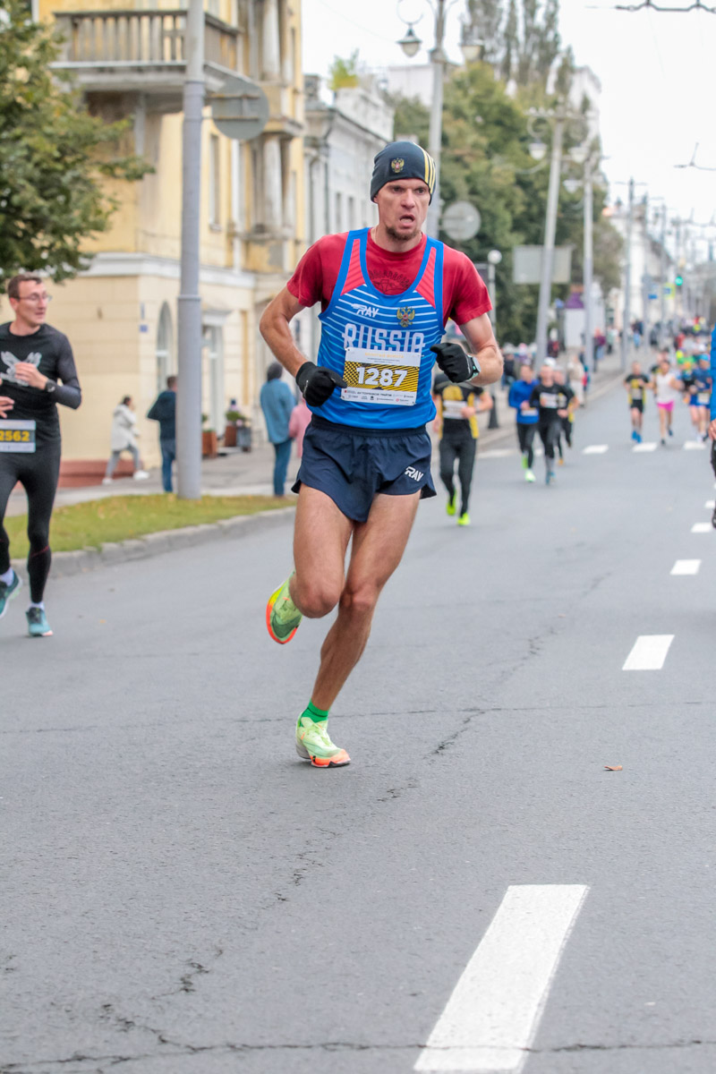 В минувшие выходные центр Владимира был отдан любителям здорового образа жизни. На старт полумарафона «Золотые ворота» вышли спортсмены из 31 региона страны. Всего две тысячи человек. Среди них были люди разных возрастов и уровней физической подготовки.