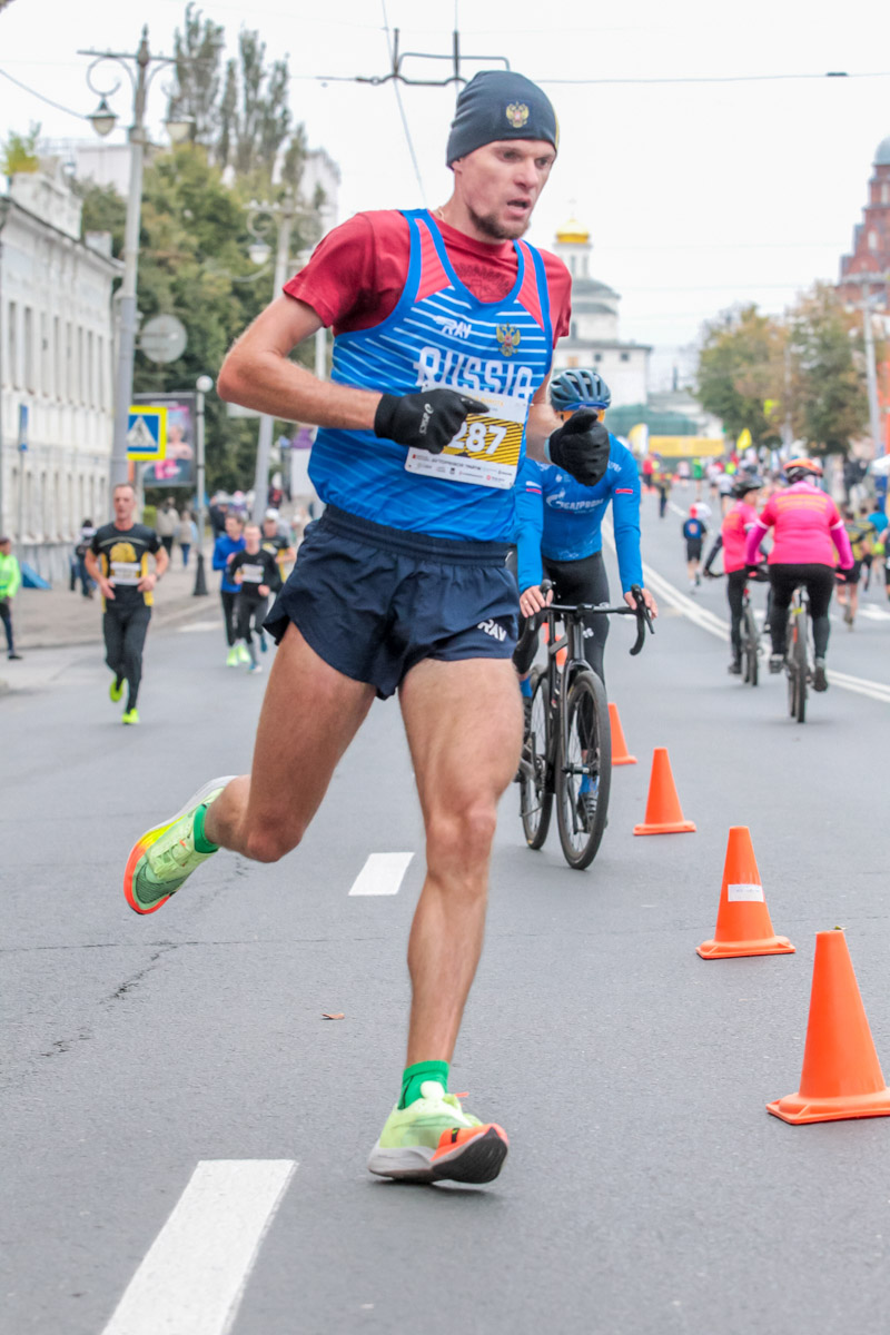 В минувшие выходные центр Владимира был отдан любителям здорового образа жизни. На старт полумарафона «Золотые ворота» вышли спортсмены из 31 региона страны. Всего две тысячи человек. Среди них были люди разных возрастов и уровней физической подготовки.