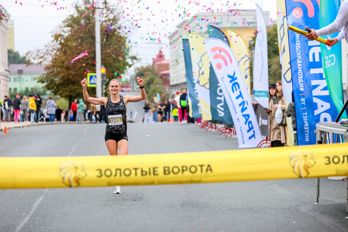 В минувшие выходные центр Владимира был отдан любителям здорового образа жизни. На старт полумарафона «Золотые ворота» вышли спортсмены из 31 региона страны. Всего две тысячи человек. Среди них были люди разных возрастов и уровней физической подготовки.