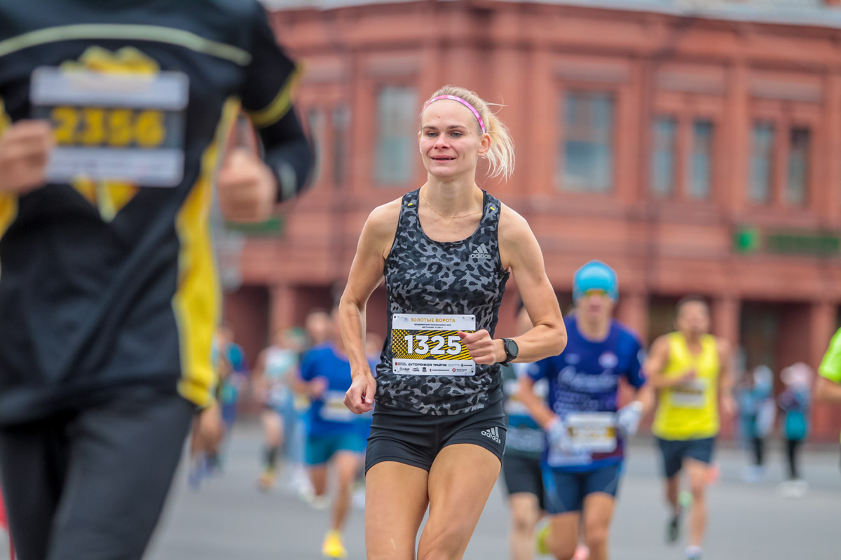 В минувшие выходные центр Владимира был отдан любителям здорового образа жизни. На старт полумарафона «Золотые ворота» вышли спортсмены из 31 региона страны. Всего две тысячи человек. Среди них были люди разных возрастов и уровней физической подготовки.