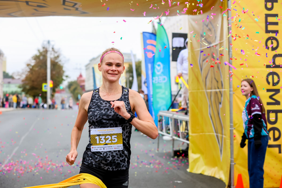 В минувшие выходные центр Владимира был отдан любителям здорового образа жизни. На старт полумарафона «Золотые ворота» вышли спортсмены из 31 региона страны. Всего две тысячи человек. Среди них были люди разных возрастов и уровней физической подготовки.