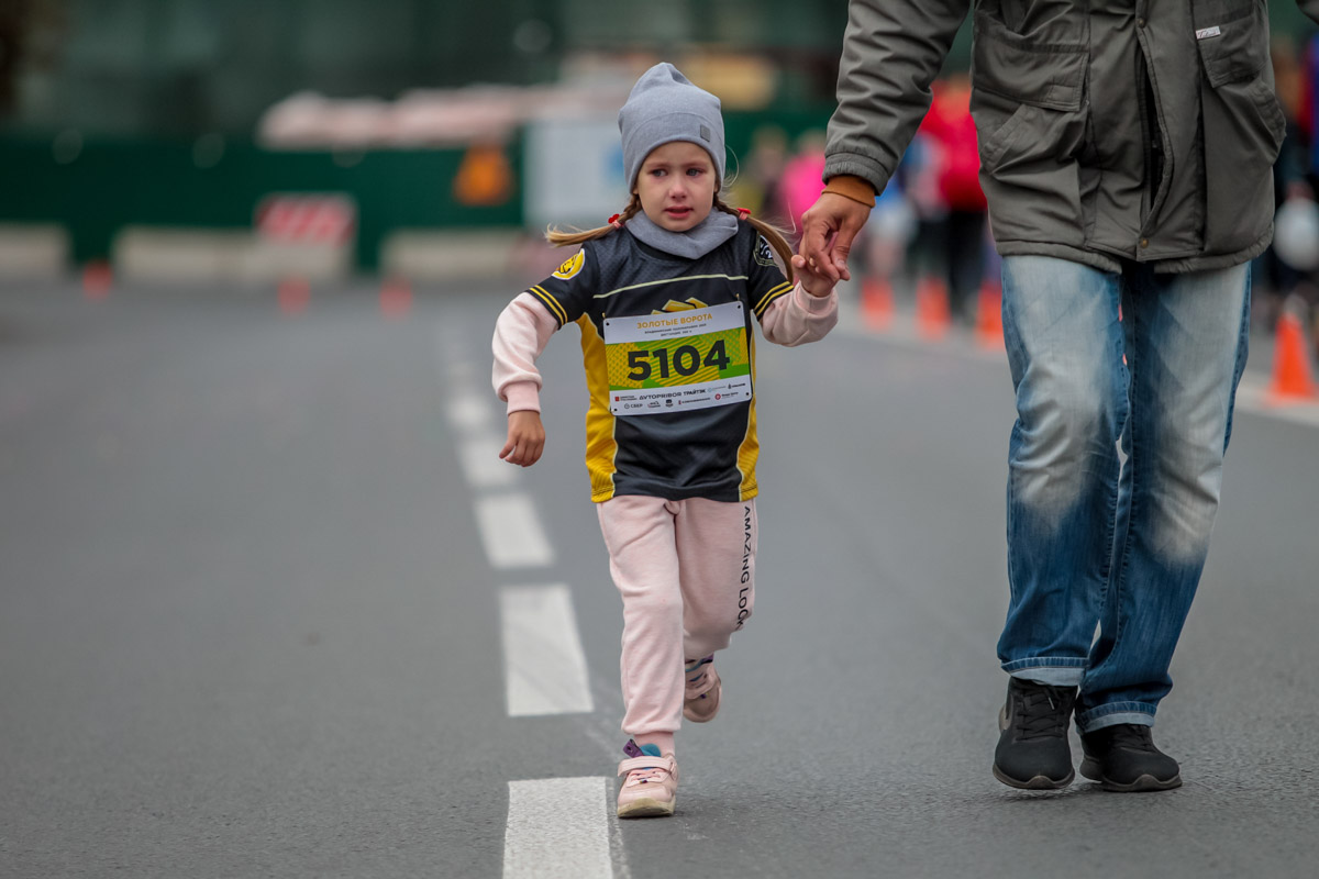 В минувшие выходные центр Владимира был отдан любителям здорового образа жизни. На старт полумарафона «Золотые ворота» вышли спортсмены из 31 региона страны. Всего две тысячи человек. Среди них были люди разных возрастов и уровней физической подготовки.