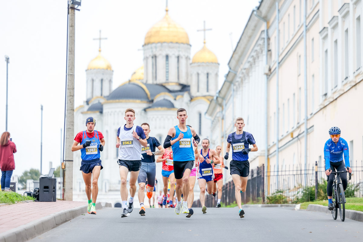 В минувшие выходные центр Владимира был отдан любителям здорового образа жизни. На старт полумарафона «Золотые ворота» вышли спортсмены из 31 региона страны. Всего две тысячи человек. Среди них были люди разных возрастов и уровней физической подготовки.