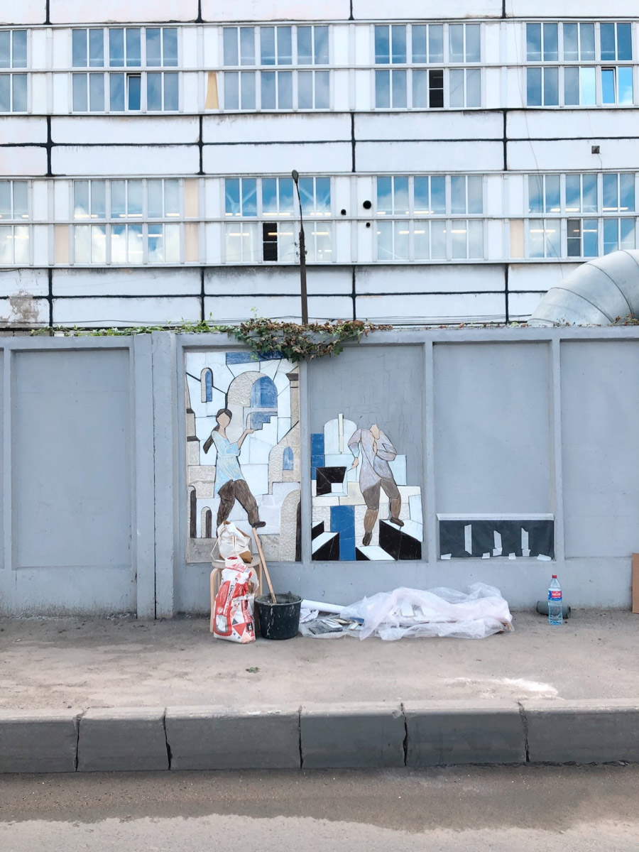 Неизвестно, появился        ли        бы уникальный арт-объект на        заборе в        Добром, если        бы у        керамиста Елизаветы Комаровой не        было дома с        собственной мастерской. Рассказываем про грандиозную реконструкцию семейного гнездышка на        перекрестке Погодина и        Восточной, где все сделано своими руками. А        главное        — с        любовью. Ну        и, разумеется, показываем, как из        заурядной сельской избы с        комнатами-клетушками владимирцы создали дом мечты с        совершенно неповторимым обликом.