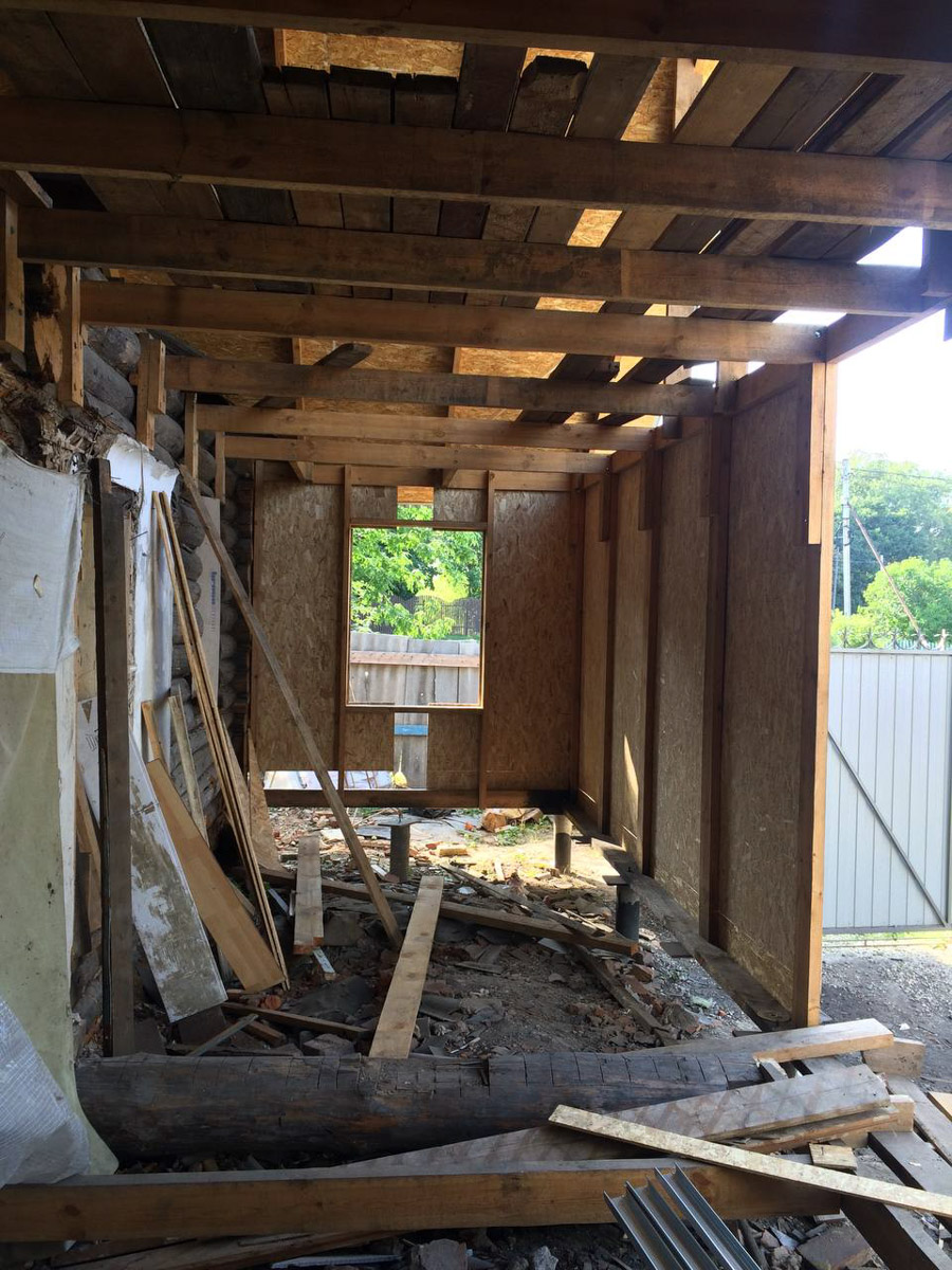 Неизвестно, появился        ли        бы уникальный арт-объект на        заборе в        Добром, если        бы у        керамиста Елизаветы Комаровой не        было дома с        собственной мастерской. Рассказываем про грандиозную реконструкцию семейного гнездышка на        перекрестке Погодина и        Восточной, где все сделано своими руками. А        главное        — с        любовью. Ну        и, разумеется, показываем, как из        заурядной сельской избы с        комнатами-клетушками владимирцы создали дом мечты с        совершенно неповторимым обликом.