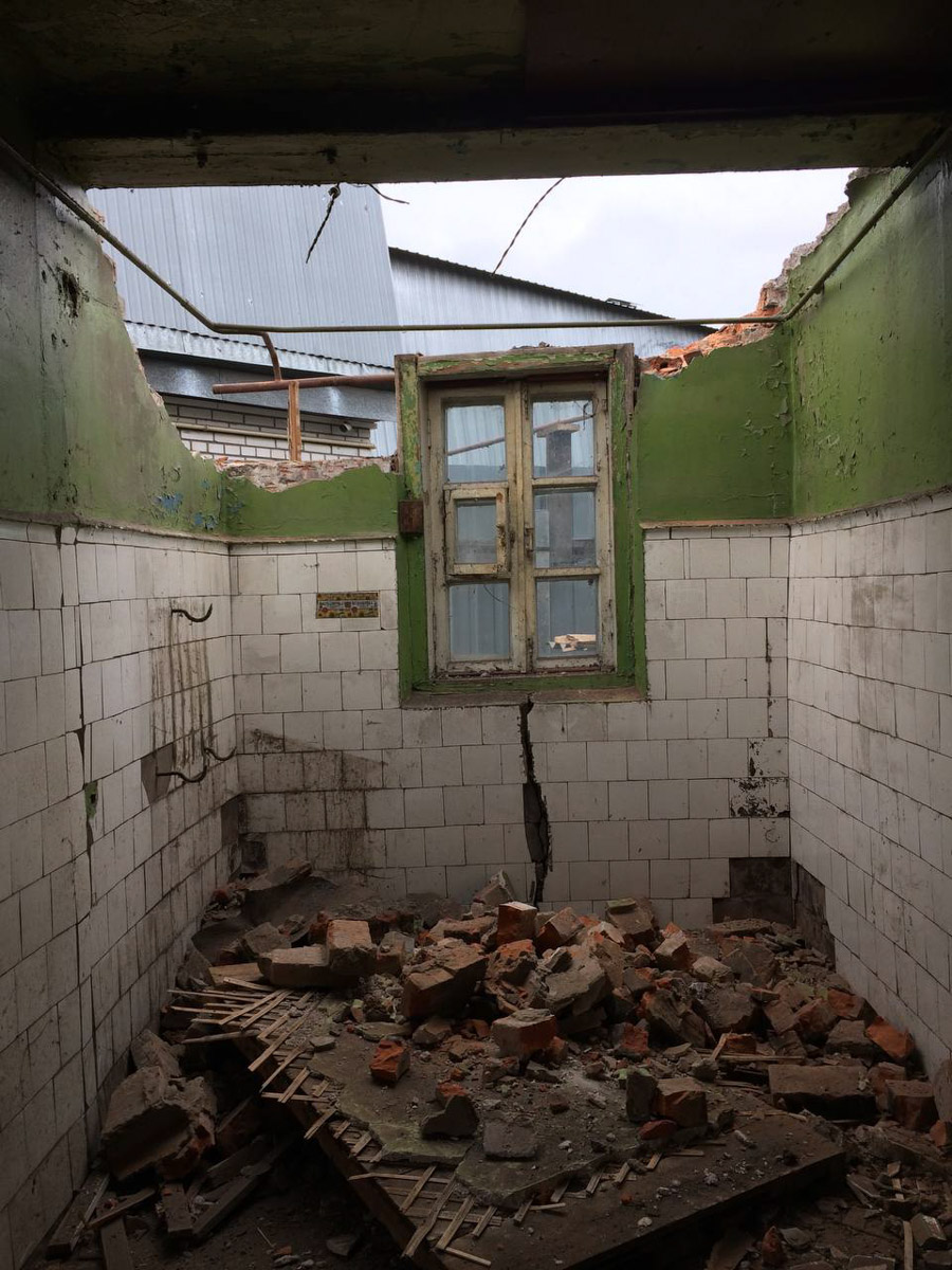 Неизвестно, появился        ли        бы уникальный арт-объект на        заборе в        Добром, если        бы у        керамиста Елизаветы Комаровой не        было дома с        собственной мастерской. Рассказываем про грандиозную реконструкцию семейного гнездышка на        перекрестке Погодина и        Восточной, где все сделано своими руками. А        главное        — с        любовью. Ну        и, разумеется, показываем, как из        заурядной сельской избы с        комнатами-клетушками владимирцы создали дом мечты с        совершенно неповторимым обликом.