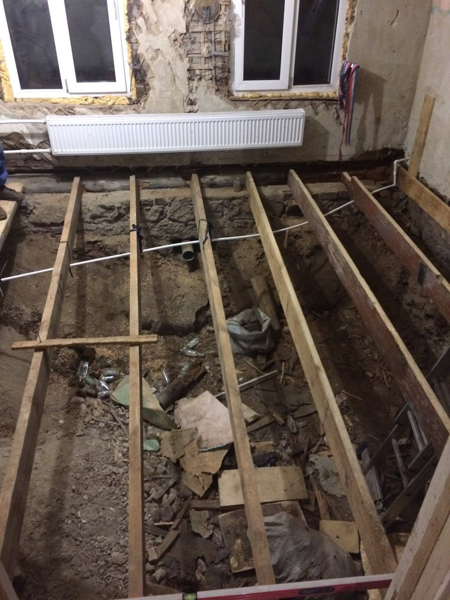 Неизвестно, появился        ли        бы уникальный арт-объект на        заборе в        Добром, если        бы у        керамиста Елизаветы Комаровой не        было дома с        собственной мастерской. Рассказываем про грандиозную реконструкцию семейного гнездышка на        перекрестке Погодина и        Восточной, где все сделано своими руками. А        главное        — с        любовью. Ну        и, разумеется, показываем, как из        заурядной сельской избы с        комнатами-клетушками владимирцы создали дом мечты с        совершенно неповторимым обликом.