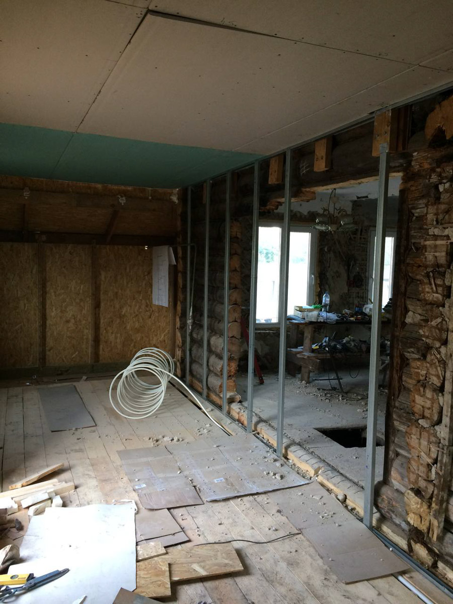 Неизвестно, появился        ли        бы уникальный арт-объект на        заборе в        Добром, если        бы у        керамиста Елизаветы Комаровой не        было дома с        собственной мастерской. Рассказываем про грандиозную реконструкцию семейного гнездышка на        перекрестке Погодина и        Восточной, где все сделано своими руками. А        главное        — с        любовью. Ну        и, разумеется, показываем, как из        заурядной сельской избы с        комнатами-клетушками владимирцы создали дом мечты с        совершенно неповторимым обликом.