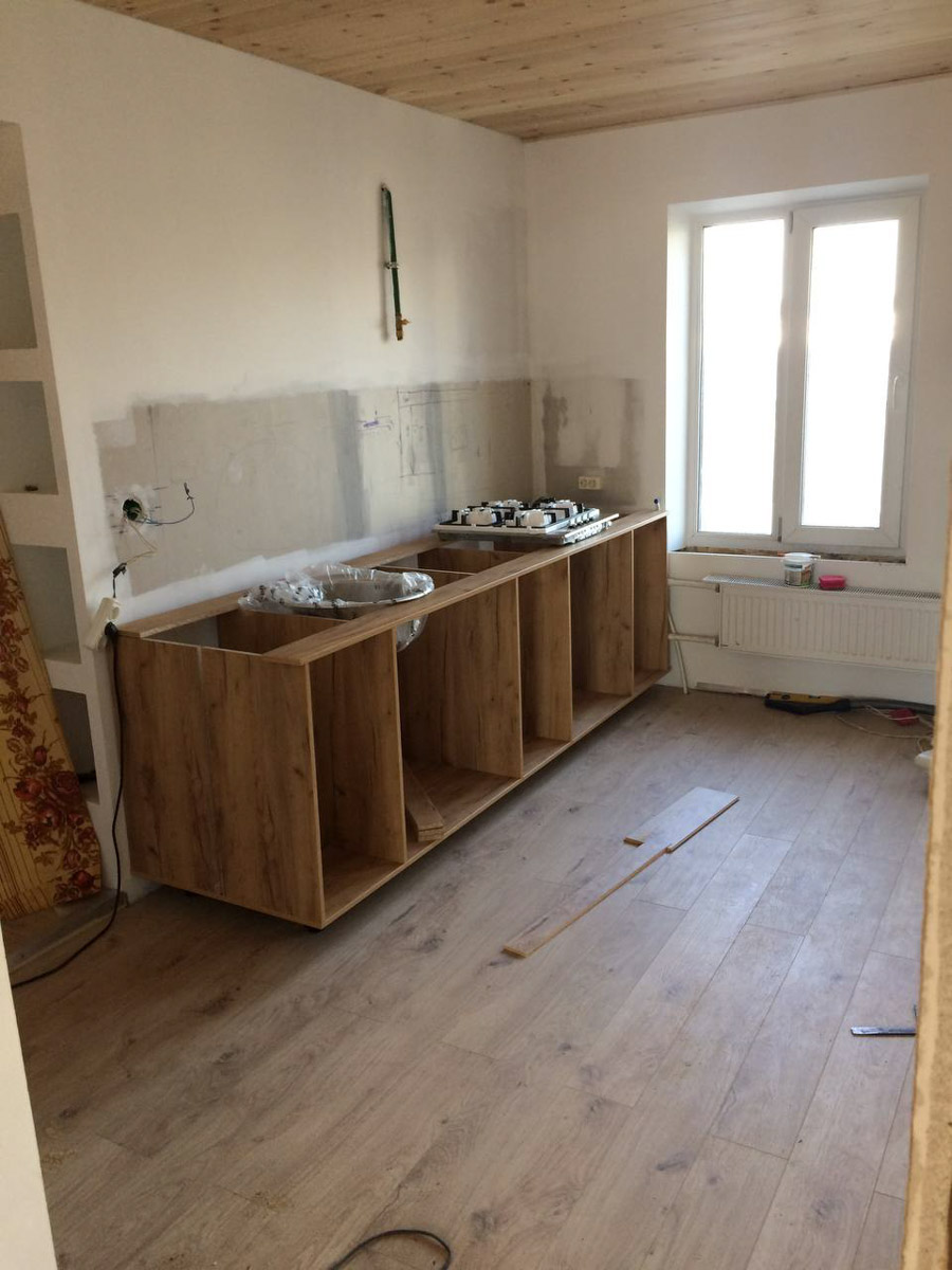 Неизвестно, появился        ли        бы уникальный арт-объект на        заборе в        Добром, если        бы у        керамиста Елизаветы Комаровой не        было дома с        собственной мастерской. Рассказываем про грандиозную реконструкцию семейного гнездышка на        перекрестке Погодина и        Восточной, где все сделано своими руками. А        главное        — с        любовью. Ну        и, разумеется, показываем, как из        заурядной сельской избы с        комнатами-клетушками владимирцы создали дом мечты с        совершенно неповторимым обликом.