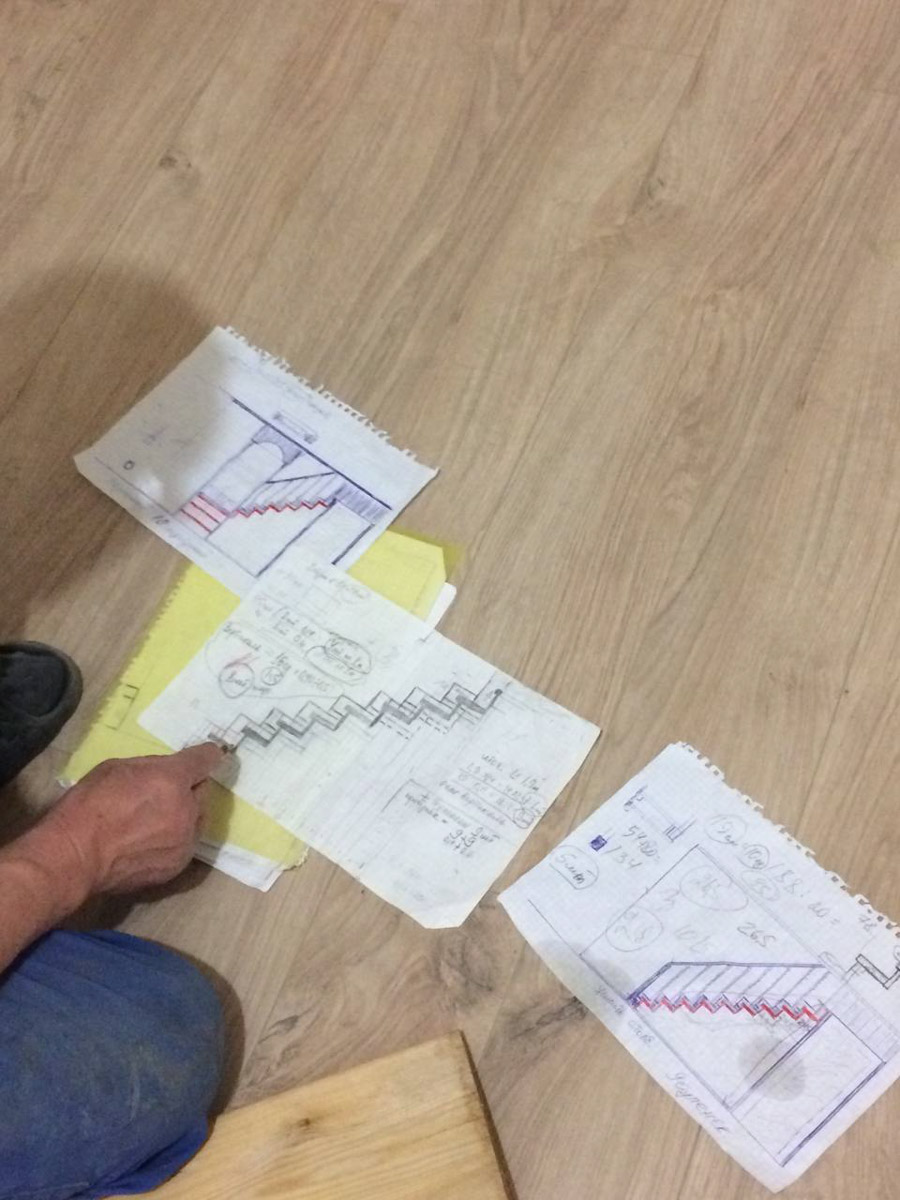 Неизвестно, появился        ли        бы уникальный арт-объект на        заборе в        Добром, если        бы у        керамиста Елизаветы Комаровой не        было дома с        собственной мастерской. Рассказываем про грандиозную реконструкцию семейного гнездышка на        перекрестке Погодина и        Восточной, где все сделано своими руками. А        главное        — с        любовью. Ну        и, разумеется, показываем, как из        заурядной сельской избы с        комнатами-клетушками владимирцы создали дом мечты с        совершенно неповторимым обликом.