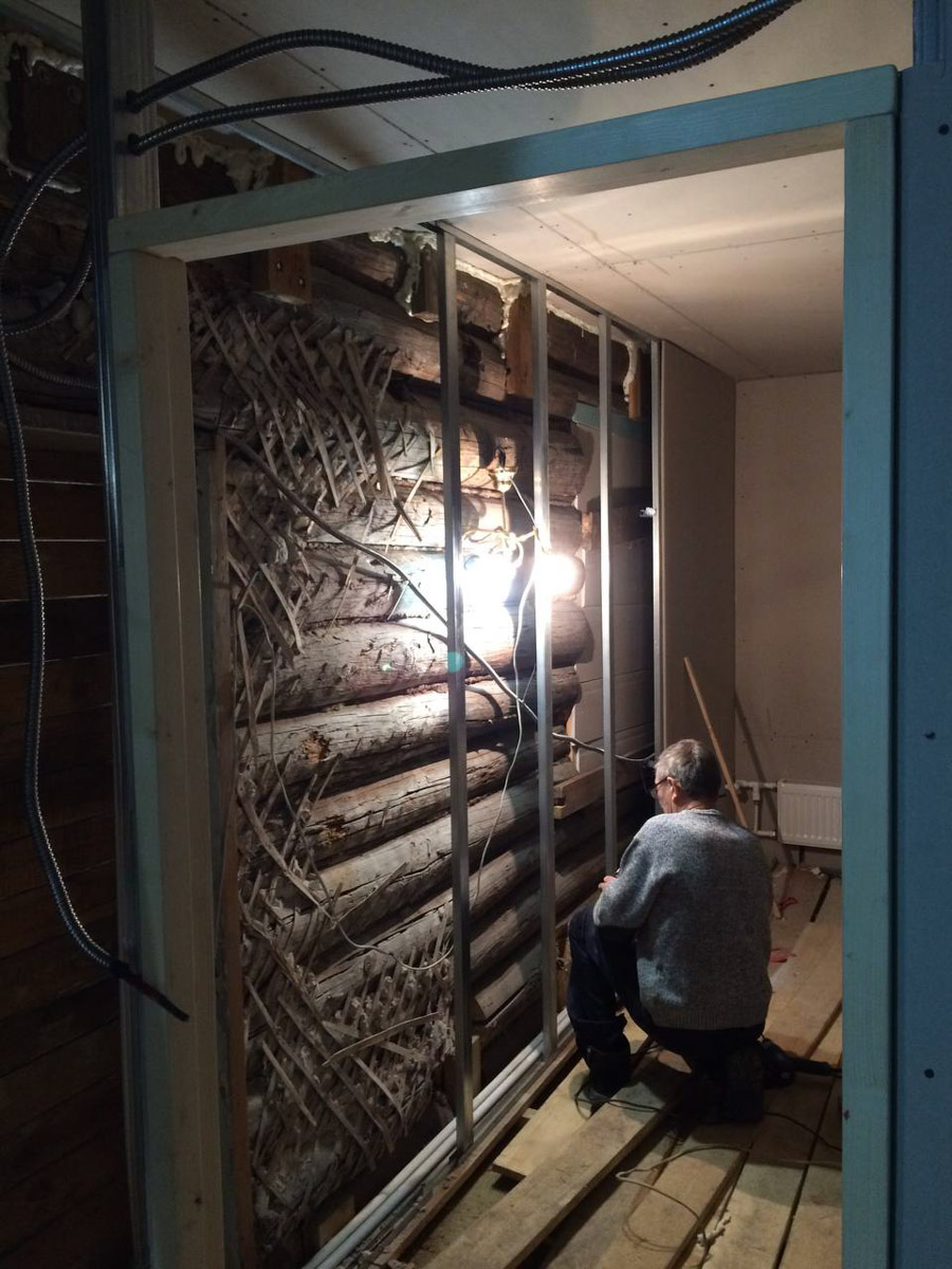 Неизвестно, появился        ли        бы уникальный арт-объект на        заборе в        Добром, если        бы у        керамиста Елизаветы Комаровой не        было дома с        собственной мастерской. Рассказываем про грандиозную реконструкцию семейного гнездышка на        перекрестке Погодина и        Восточной, где все сделано своими руками. А        главное        — с        любовью. Ну        и, разумеется, показываем, как из        заурядной сельской избы с        комнатами-клетушками владимирцы создали дом мечты с        совершенно неповторимым обликом.