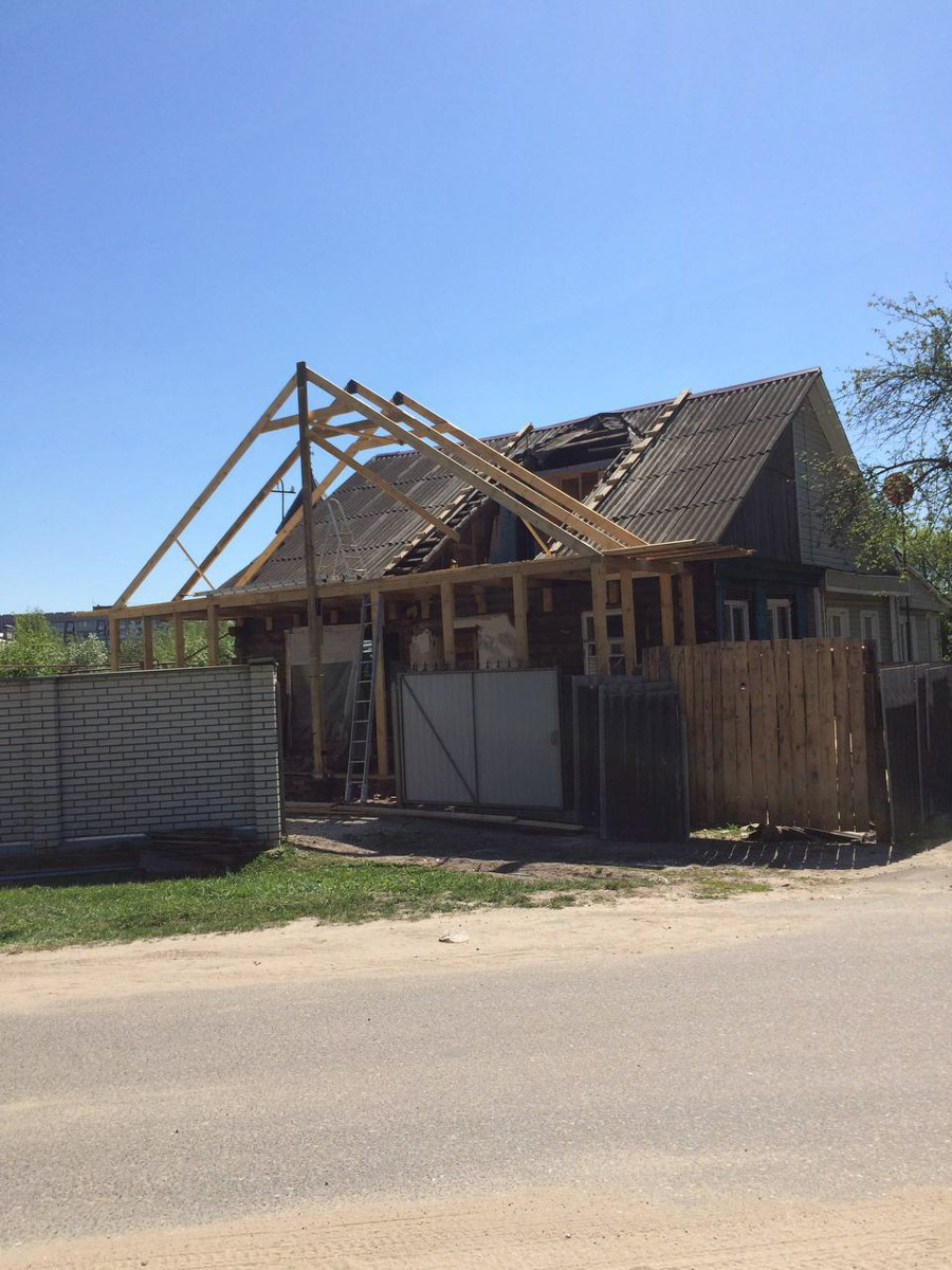 Неизвестно, появился        ли        бы уникальный арт-объект на        заборе в        Добром, если        бы у        керамиста Елизаветы Комаровой не        было дома с        собственной мастерской. Рассказываем про грандиозную реконструкцию семейного гнездышка на        перекрестке Погодина и        Восточной, где все сделано своими руками. А        главное        — с        любовью. Ну        и, разумеется, показываем, как из        заурядной сельской избы с        комнатами-клетушками владимирцы создали дом мечты с        совершенно неповторимым обликом.