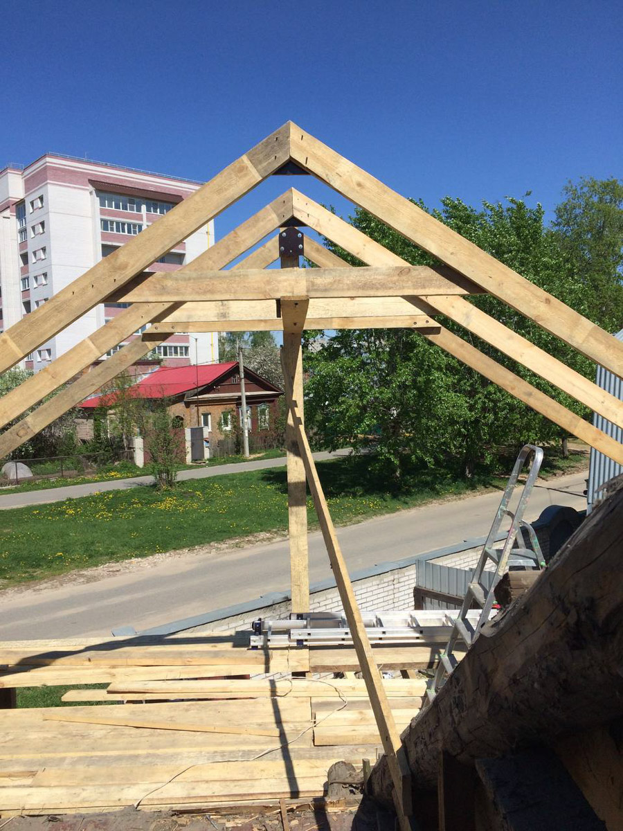 Неизвестно, появился        ли        бы уникальный арт-объект на        заборе в        Добром, если        бы у        керамиста Елизаветы Комаровой не        было дома с        собственной мастерской. Рассказываем про грандиозную реконструкцию семейного гнездышка на        перекрестке Погодина и        Восточной, где все сделано своими руками. А        главное        — с        любовью. Ну        и, разумеется, показываем, как из        заурядной сельской избы с        комнатами-клетушками владимирцы создали дом мечты с        совершенно неповторимым обликом.