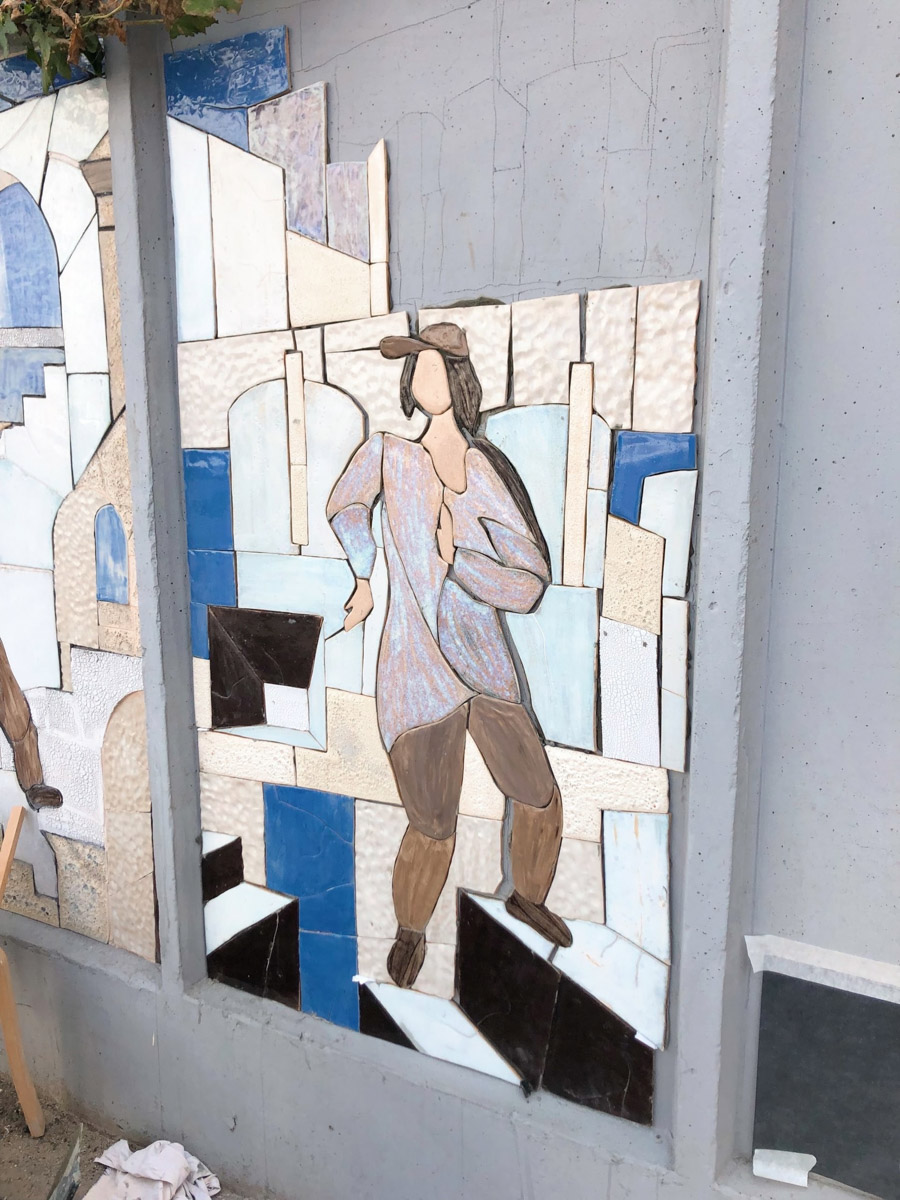 Неизвестно, появился        ли        бы уникальный арт-объект на        заборе в        Добром, если        бы у        керамиста Елизаветы Комаровой не        было дома с        собственной мастерской. Рассказываем про грандиозную реконструкцию семейного гнездышка на        перекрестке Погодина и        Восточной, где все сделано своими руками. А        главное        — с        любовью. Ну        и, разумеется, показываем, как из        заурядной сельской избы с        комнатами-клетушками владимирцы создали дом мечты с        совершенно неповторимым обликом.