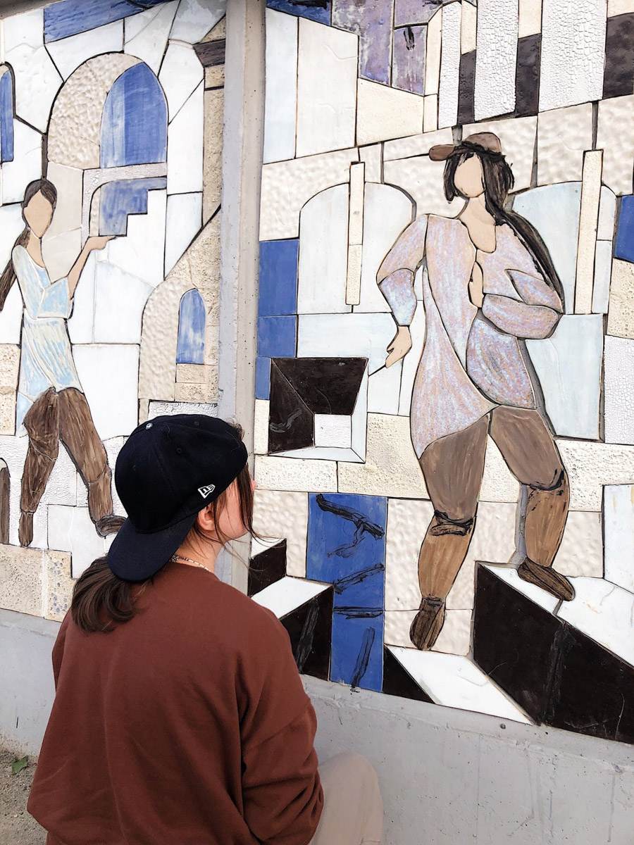 Неизвестно, появился        ли        бы уникальный арт-объект на        заборе в        Добром, если        бы у        керамиста Елизаветы Комаровой не        было дома с        собственной мастерской. Рассказываем про грандиозную реконструкцию семейного гнездышка на        перекрестке Погодина и        Восточной, где все сделано своими руками. А        главное        — с        любовью. Ну        и, разумеется, показываем, как из        заурядной сельской избы с        комнатами-клетушками владимирцы создали дом мечты с        совершенно неповторимым обликом.