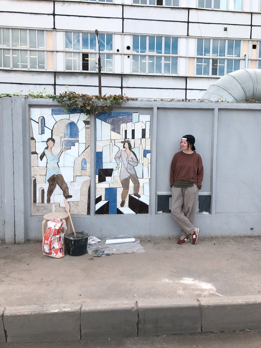 Неизвестно, появился        ли        бы уникальный арт-объект на        заборе в        Добром, если        бы у        керамиста Елизаветы Комаровой не        было дома с        собственной мастерской. Рассказываем про грандиозную реконструкцию семейного гнездышка на        перекрестке Погодина и        Восточной, где все сделано своими руками. А        главное        — с        любовью. Ну        и, разумеется, показываем, как из        заурядной сельской избы с        комнатами-клетушками владимирцы создали дом мечты с        совершенно неповторимым обликом.