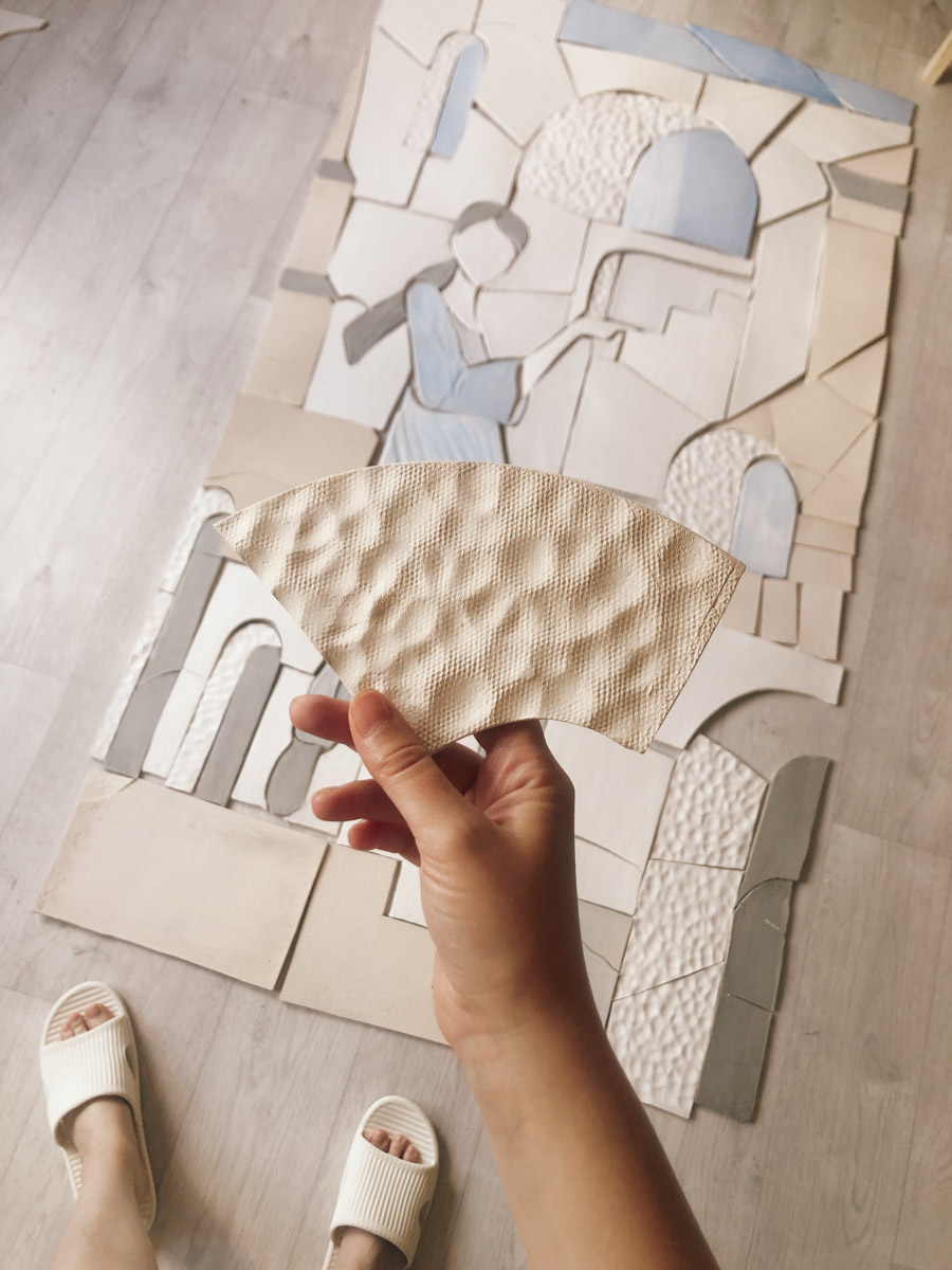 Неизвестно, появился        ли        бы уникальный арт-объект на        заборе в        Добром, если        бы у        керамиста Елизаветы Комаровой не        было дома с        собственной мастерской. Рассказываем про грандиозную реконструкцию семейного гнездышка на        перекрестке Погодина и        Восточной, где все сделано своими руками. А        главное        — с        любовью. Ну        и, разумеется, показываем, как из        заурядной сельской избы с        комнатами-клетушками владимирцы создали дом мечты с        совершенно неповторимым обликом.