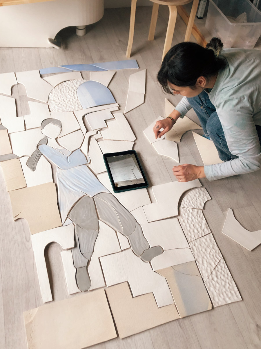 Неизвестно, появился        ли        бы уникальный арт-объект на        заборе в        Добром, если        бы у        керамиста Елизаветы Комаровой не        было дома с        собственной мастерской. Рассказываем про грандиозную реконструкцию семейного гнездышка на        перекрестке Погодина и        Восточной, где все сделано своими руками. А        главное        — с        любовью. Ну        и, разумеется, показываем, как из        заурядной сельской избы с        комнатами-клетушками владимирцы создали дом мечты с        совершенно неповторимым обликом.