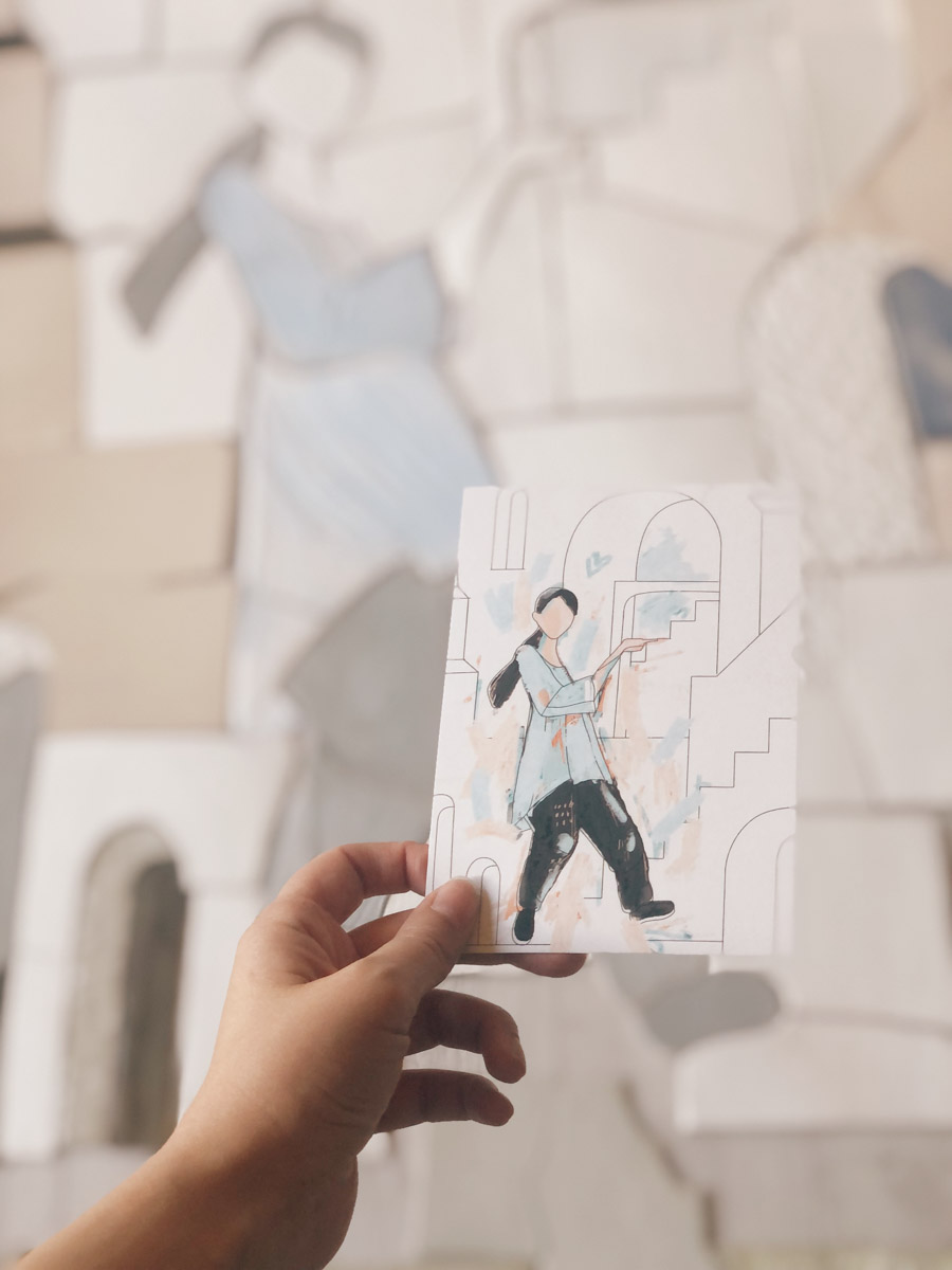 Неизвестно, появился        ли        бы уникальный арт-объект на        заборе в        Добром, если        бы у        керамиста Елизаветы Комаровой не        было дома с        собственной мастерской. Рассказываем про грандиозную реконструкцию семейного гнездышка на        перекрестке Погодина и        Восточной, где все сделано своими руками. А        главное        — с        любовью. Ну        и, разумеется, показываем, как из        заурядной сельской избы с        комнатами-клетушками владимирцы создали дом мечты с        совершенно неповторимым обликом.