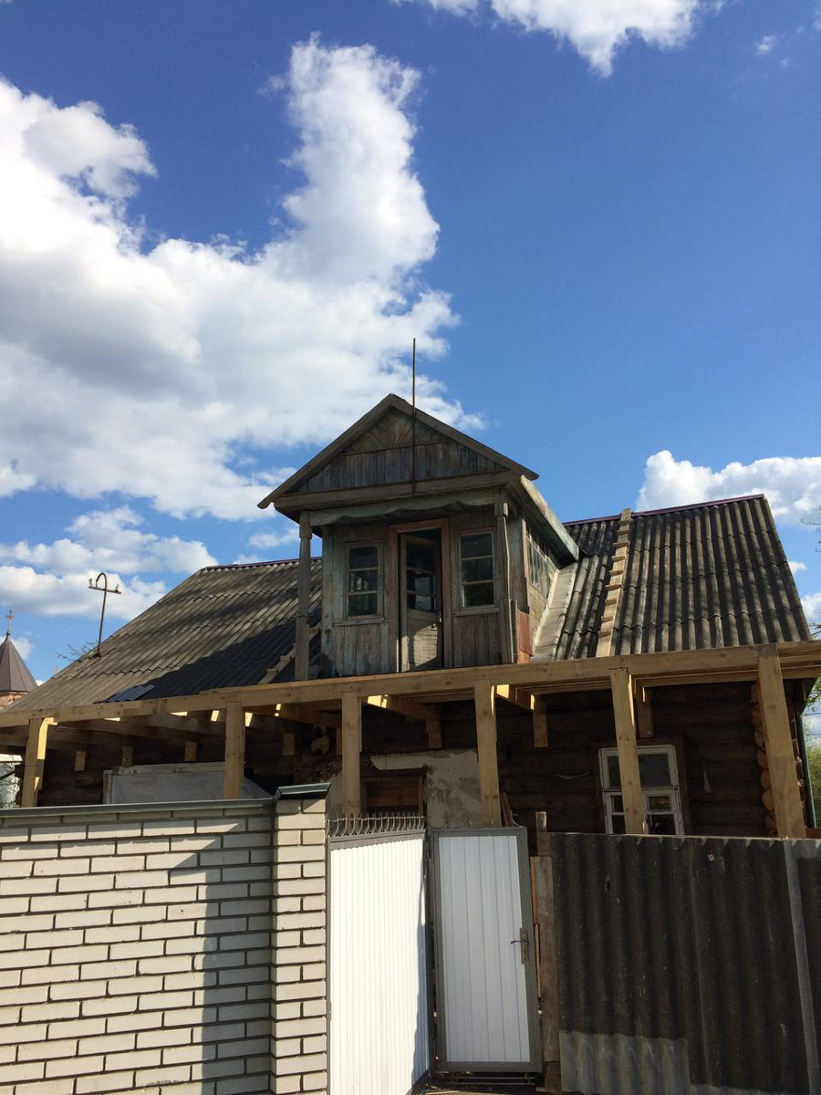 Неизвестно, появился        ли        бы уникальный арт-объект на        заборе в        Добром, если        бы у        керамиста Елизаветы Комаровой не        было дома с        собственной мастерской. Рассказываем про грандиозную реконструкцию семейного гнездышка на        перекрестке Погодина и        Восточной, где все сделано своими руками. А        главное        — с        любовью. Ну        и, разумеется, показываем, как из        заурядной сельской избы с        комнатами-клетушками владимирцы создали дом мечты с        совершенно неповторимым обликом.