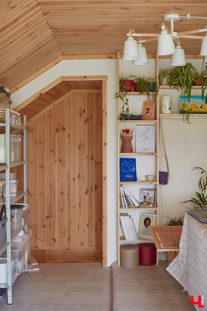 Неизвестно, появился        ли        бы уникальный арт-объект на        заборе в        Добром, если        бы у        керамиста Елизаветы Комаровой не        было дома с        собственной мастерской. Рассказываем про грандиозную реконструкцию семейного гнездышка на        перекрестке Погодина и        Восточной, где все сделано своими руками. А        главное        — с        любовью. Ну        и, разумеется, показываем, как из        заурядной сельской избы с        комнатами-клетушками владимирцы создали дом мечты с        совершенно неповторимым обликом.