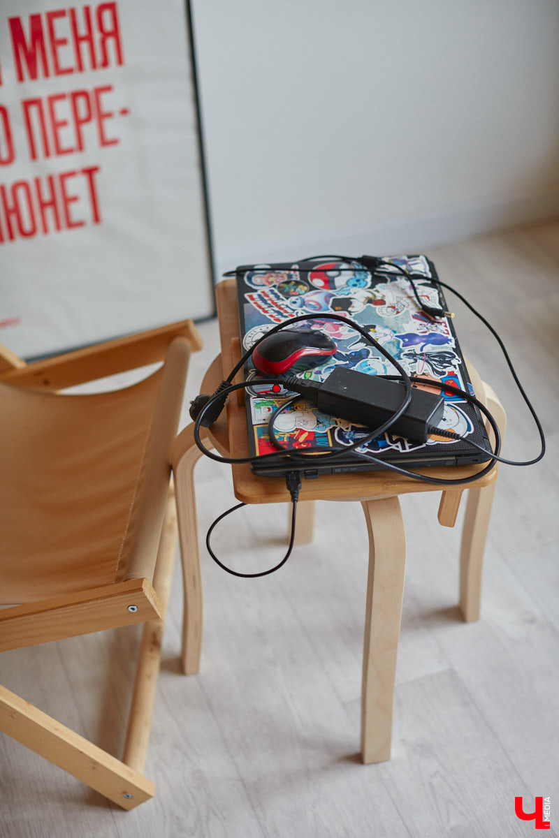 Неизвестно, появился        ли        бы уникальный арт-объект на        заборе в        Добром, если        бы у        керамиста Елизаветы Комаровой не        было дома с        собственной мастерской. Рассказываем про грандиозную реконструкцию семейного гнездышка на        перекрестке Погодина и        Восточной, где все сделано своими руками. А        главное        — с        любовью. Ну        и, разумеется, показываем, как из        заурядной сельской избы с        комнатами-клетушками владимирцы создали дом мечты с        совершенно неповторимым обликом.