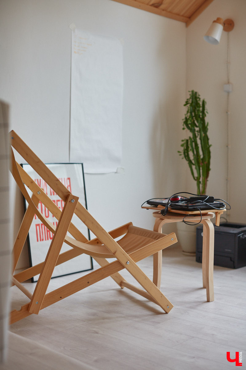 Неизвестно, появился        ли        бы уникальный арт-объект на        заборе в        Добром, если        бы у        керамиста Елизаветы Комаровой не        было дома с        собственной мастерской. Рассказываем про грандиозную реконструкцию семейного гнездышка на        перекрестке Погодина и        Восточной, где все сделано своими руками. А        главное        — с        любовью. Ну        и, разумеется, показываем, как из        заурядной сельской избы с        комнатами-клетушками владимирцы создали дом мечты с        совершенно неповторимым обликом.