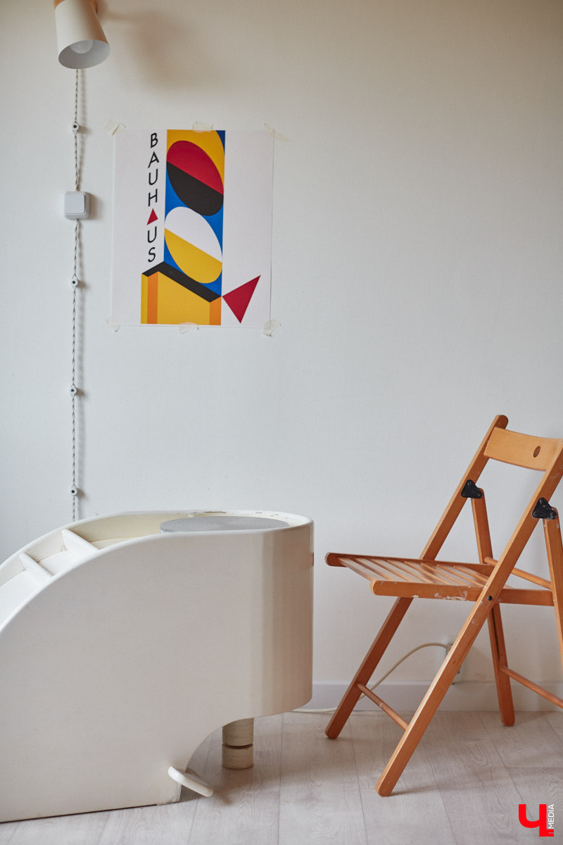 Неизвестно, появился        ли        бы уникальный арт-объект на        заборе в        Добром, если        бы у        керамиста Елизаветы Комаровой не        было дома с        собственной мастерской. Рассказываем про грандиозную реконструкцию семейного гнездышка на        перекрестке Погодина и        Восточной, где все сделано своими руками. А        главное        — с        любовью. Ну        и, разумеется, показываем, как из        заурядной сельской избы с        комнатами-клетушками владимирцы создали дом мечты с        совершенно неповторимым обликом.