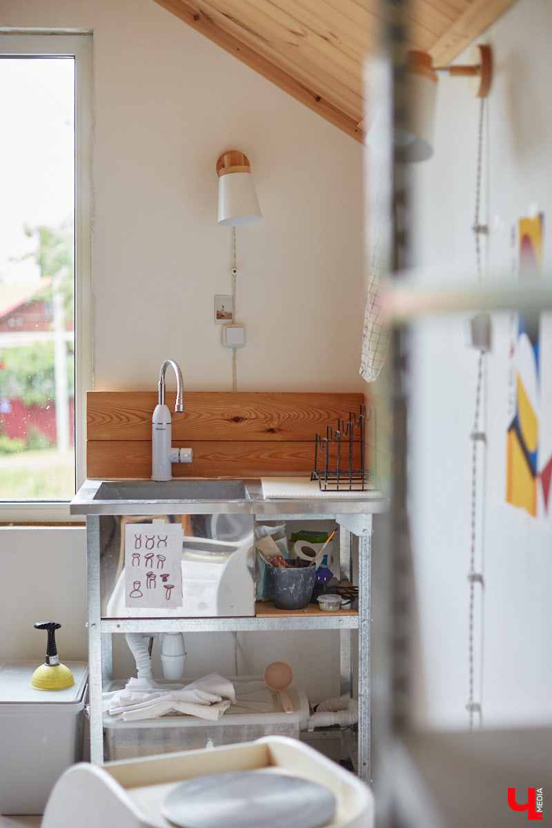 Неизвестно, появился        ли        бы уникальный арт-объект на        заборе в        Добром, если        бы у        керамиста Елизаветы Комаровой не        было дома с        собственной мастерской. Рассказываем про грандиозную реконструкцию семейного гнездышка на        перекрестке Погодина и        Восточной, где все сделано своими руками. А        главное        — с        любовью. Ну        и, разумеется, показываем, как из        заурядной сельской избы с        комнатами-клетушками владимирцы создали дом мечты с        совершенно неповторимым обликом.